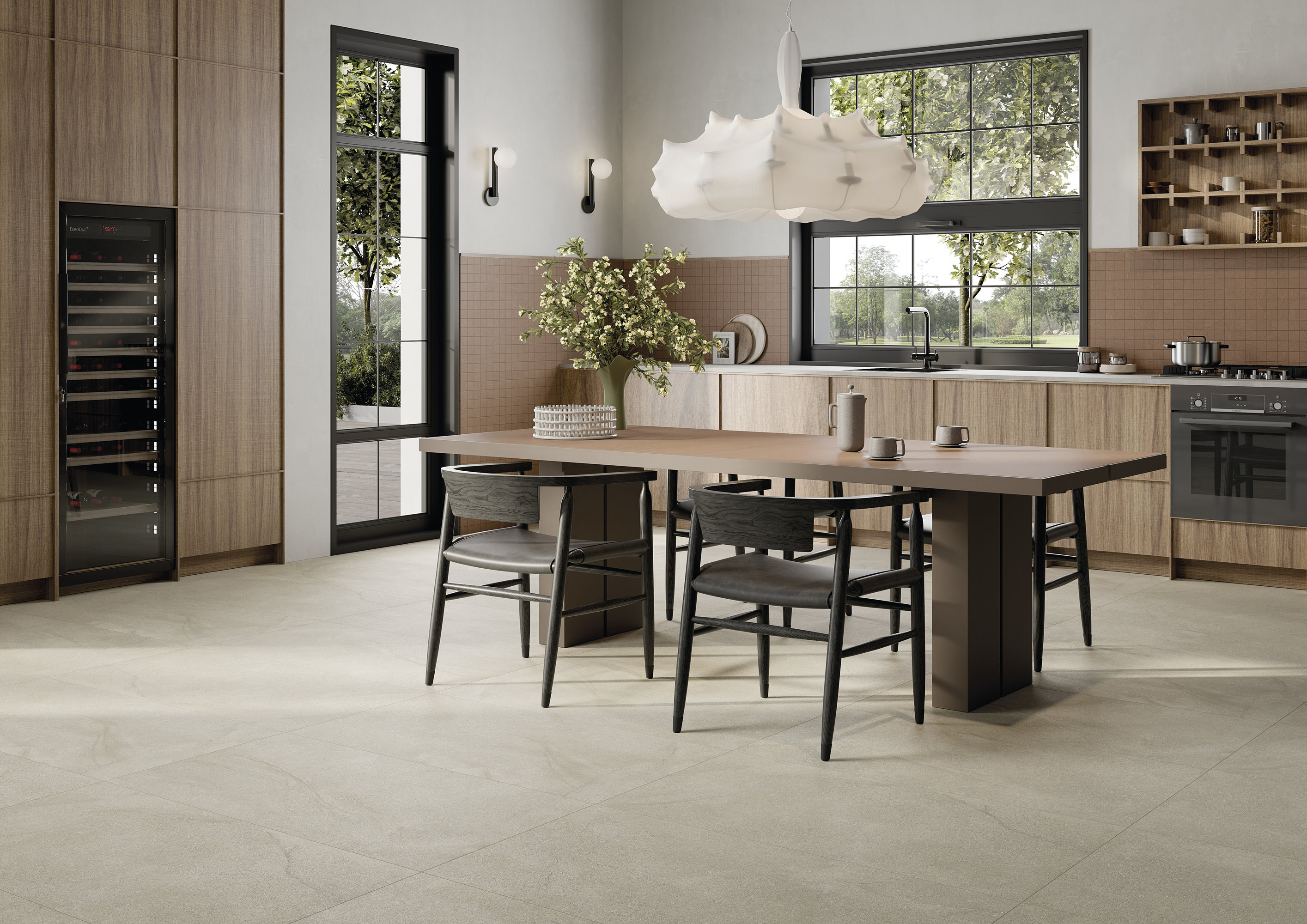 Helle, großformatige Fliesen in einer modernen Küche mit Essbereich und Holzakzenten.