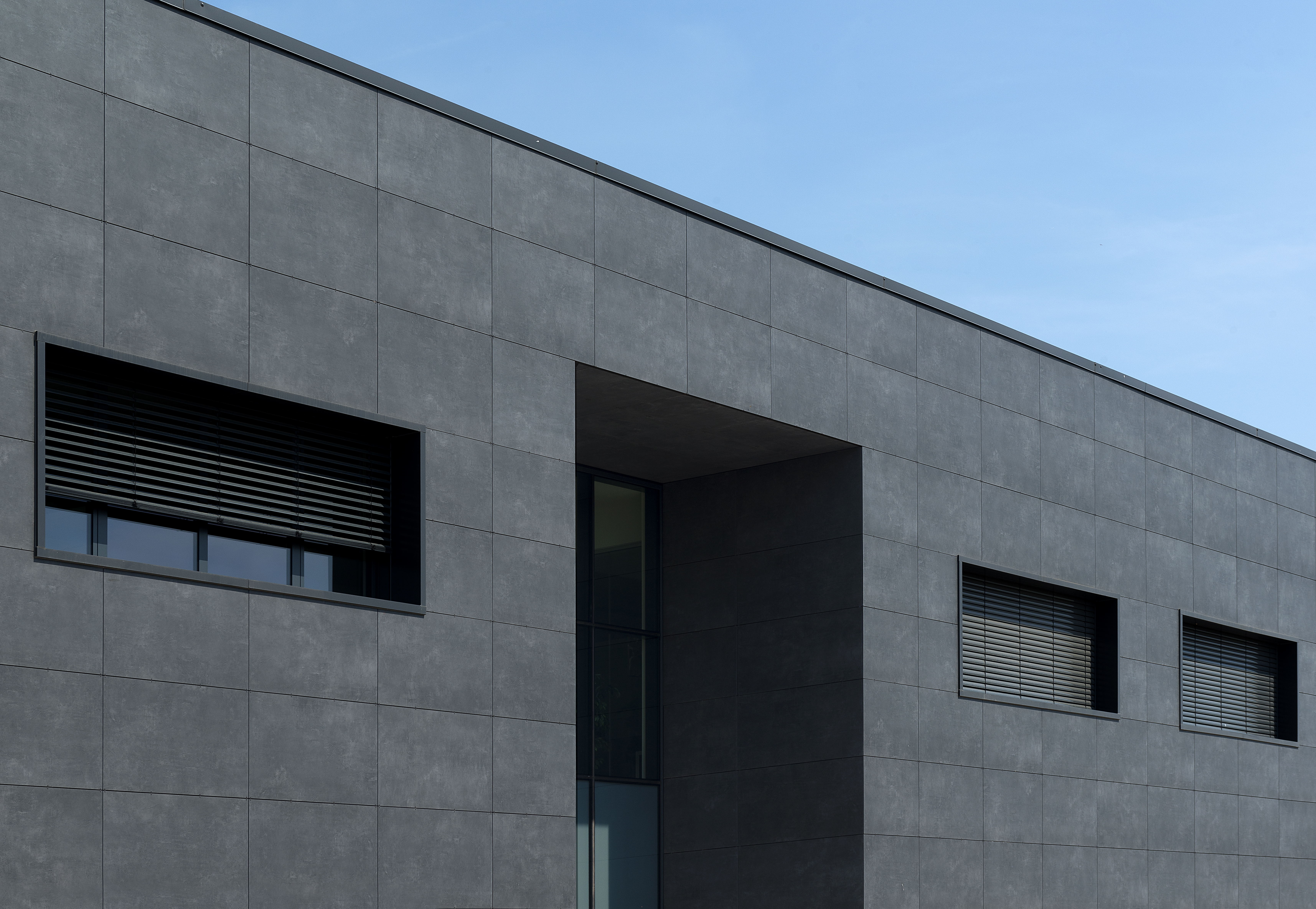Façade moderne avec carreaux extérieurs grand format premium.
