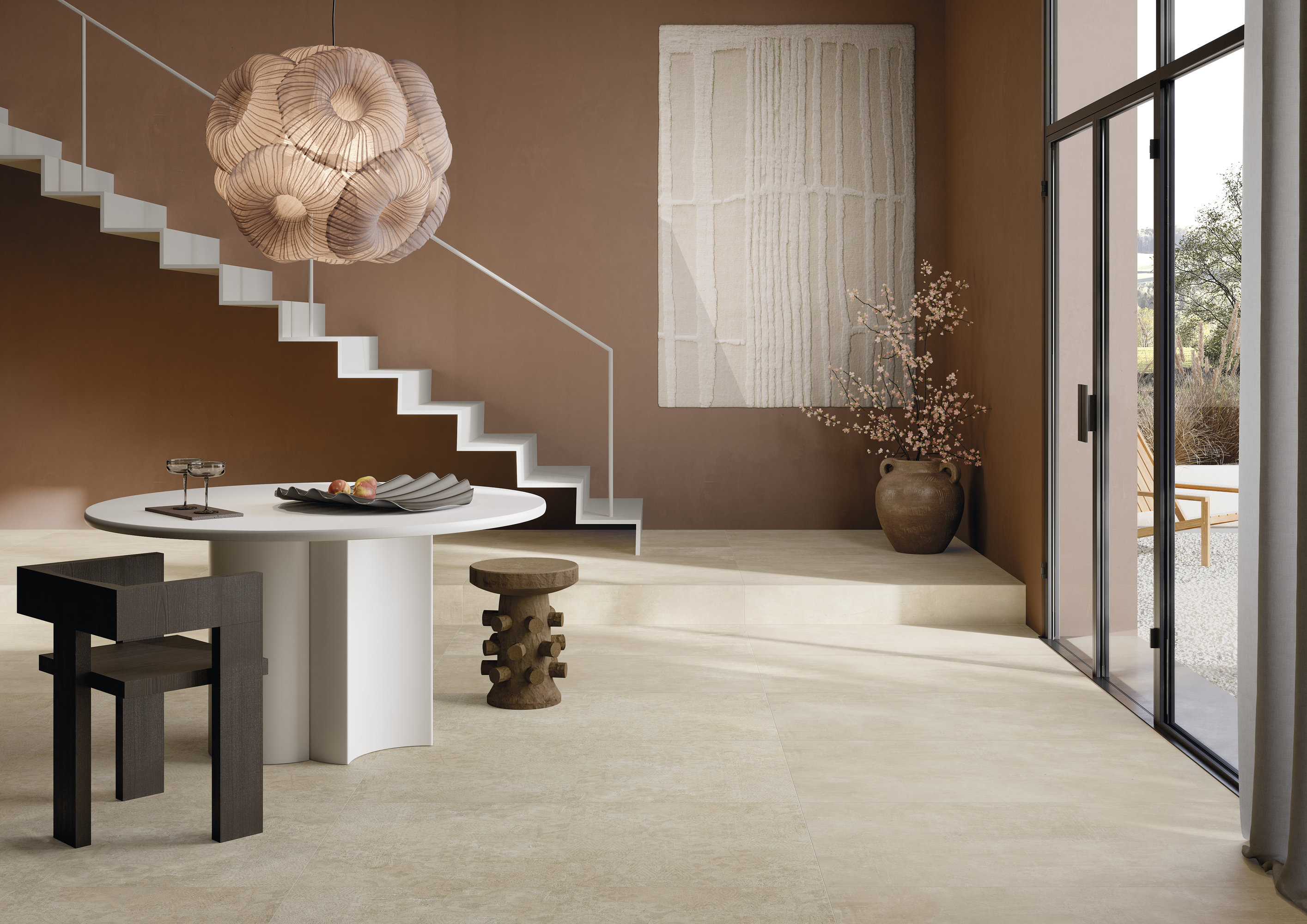 Carreaux premium beige clair pour un intérieur élégant avec accès terrasse.