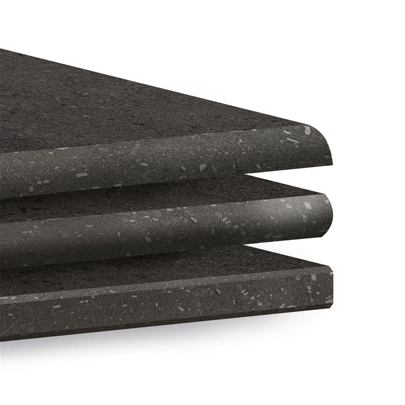 Trois carreaux en grès cérame gris foncé avec différentes finitions de bord.