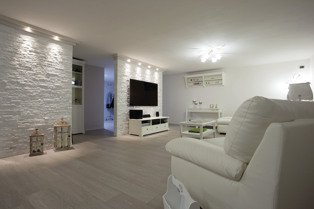 Salon moderne avec carrelage de sol clair et carrelage mural structuré.