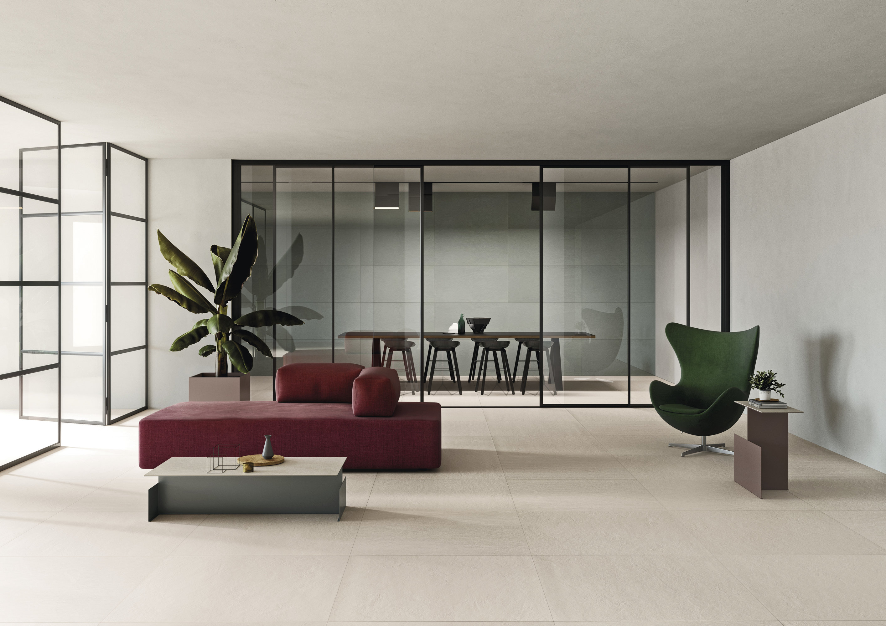 Carreaux de sol clairs dans un salon moderne et ouvert avec mobilier design et murs en verre.