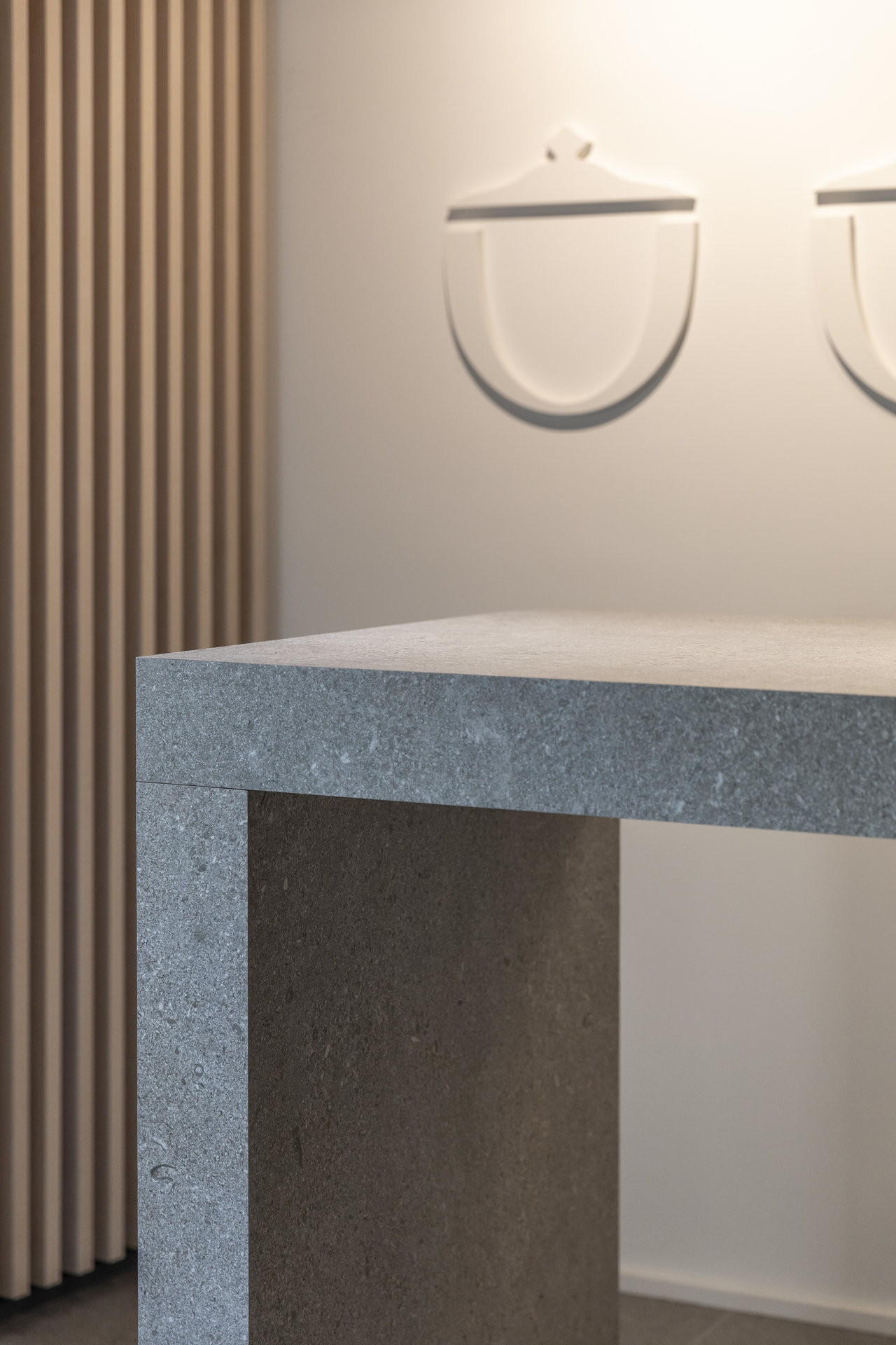 Table moderne en grès cérame robuste gris foncé.