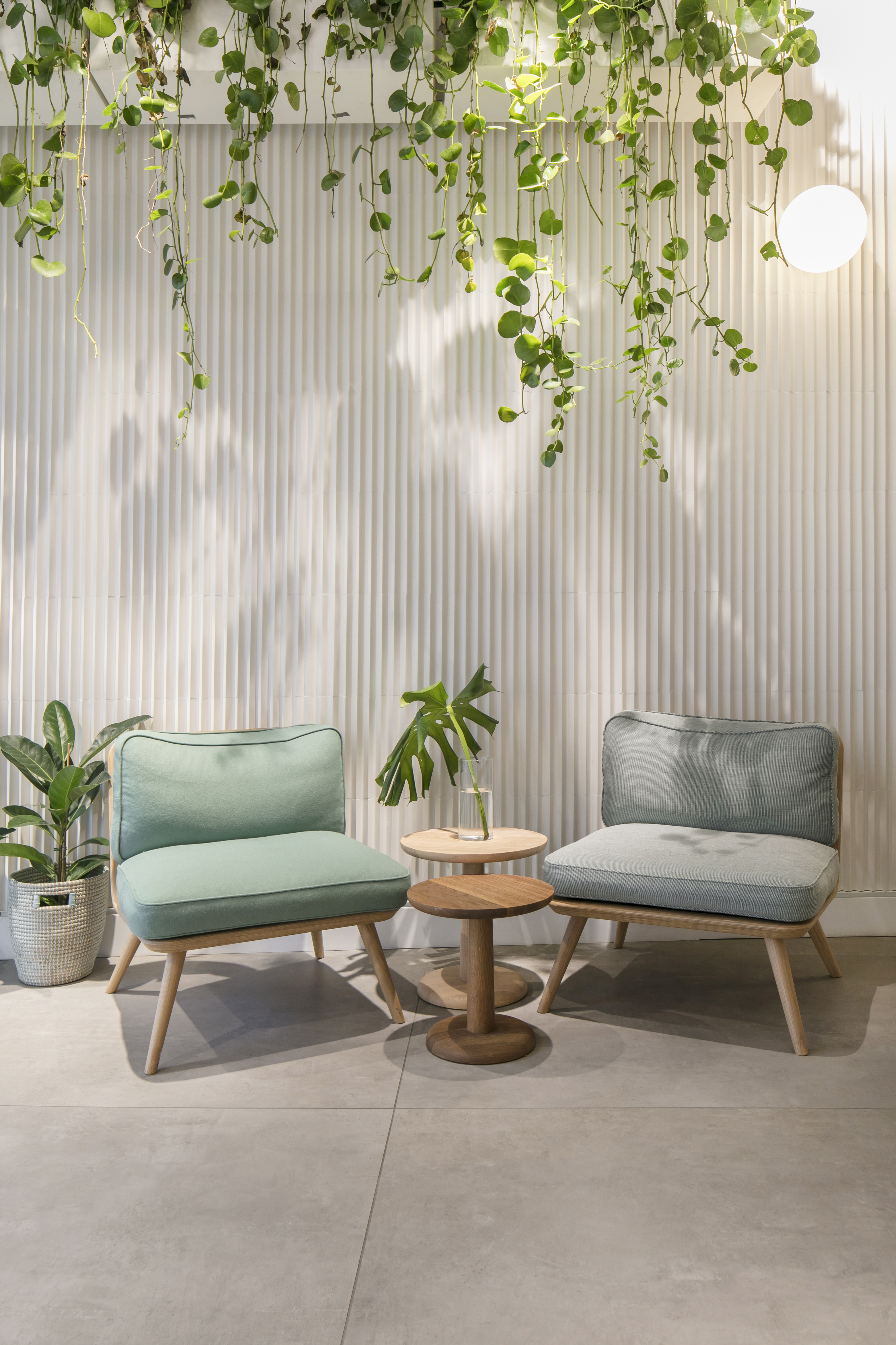 Carreaux de grès cérame modernes, gris clair, grand format pour l'intérieur.