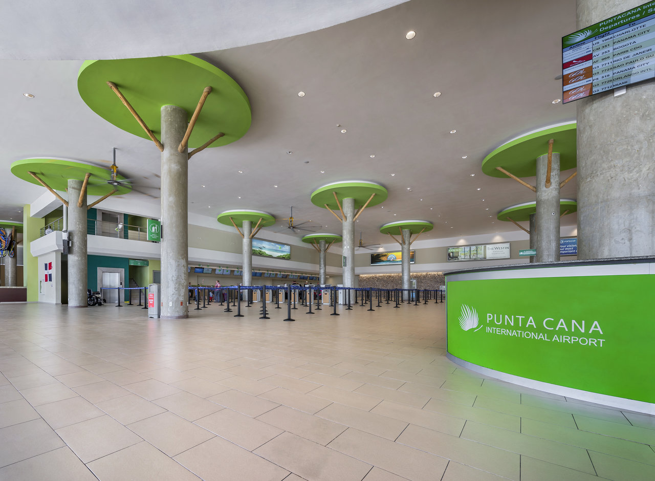 Carreaux de sol clairs grand format à l'aéroport international de Punta Cana.