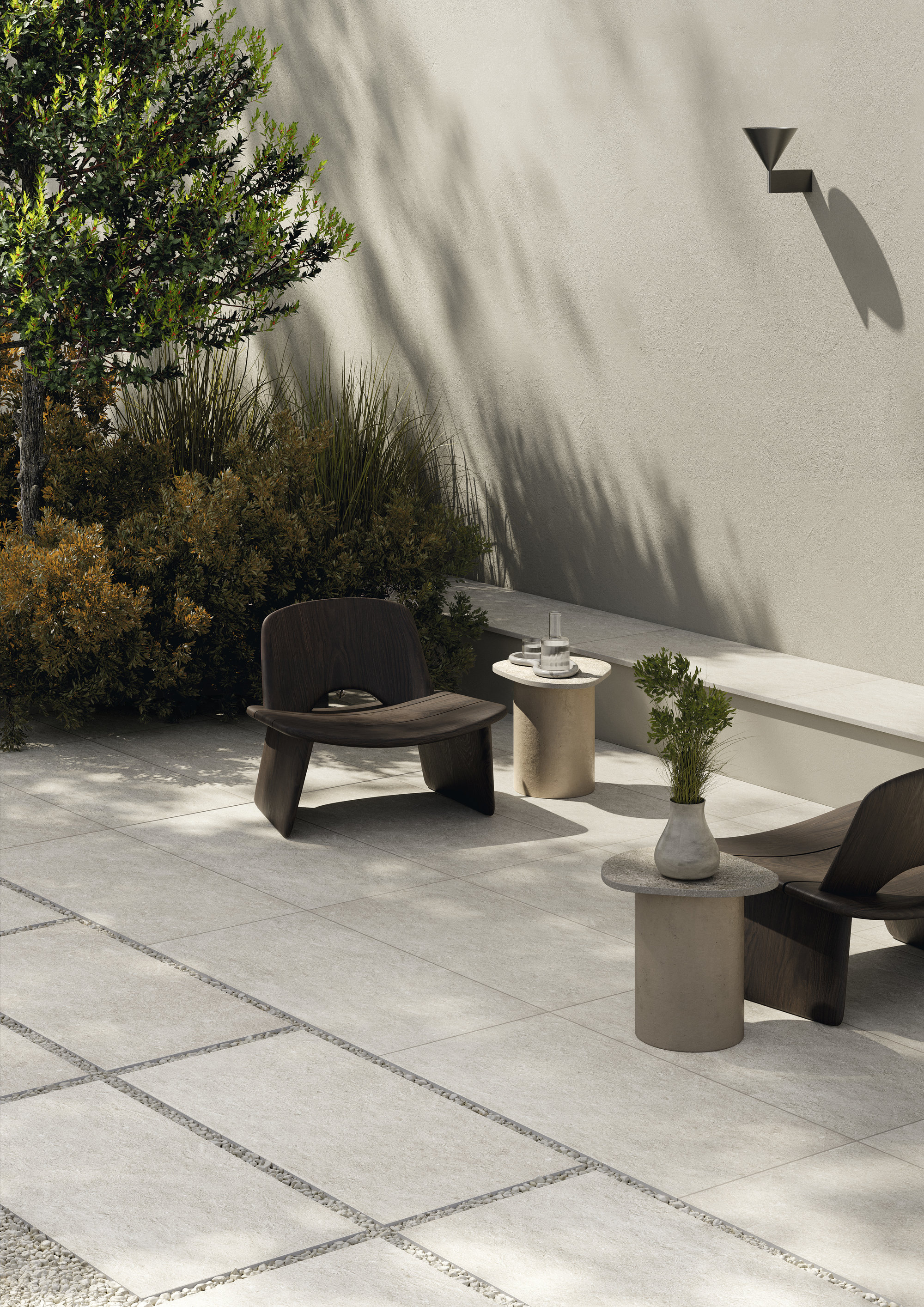 Terrasse moderne avec carrelage extérieur clair, mobilier de salon et plantes.