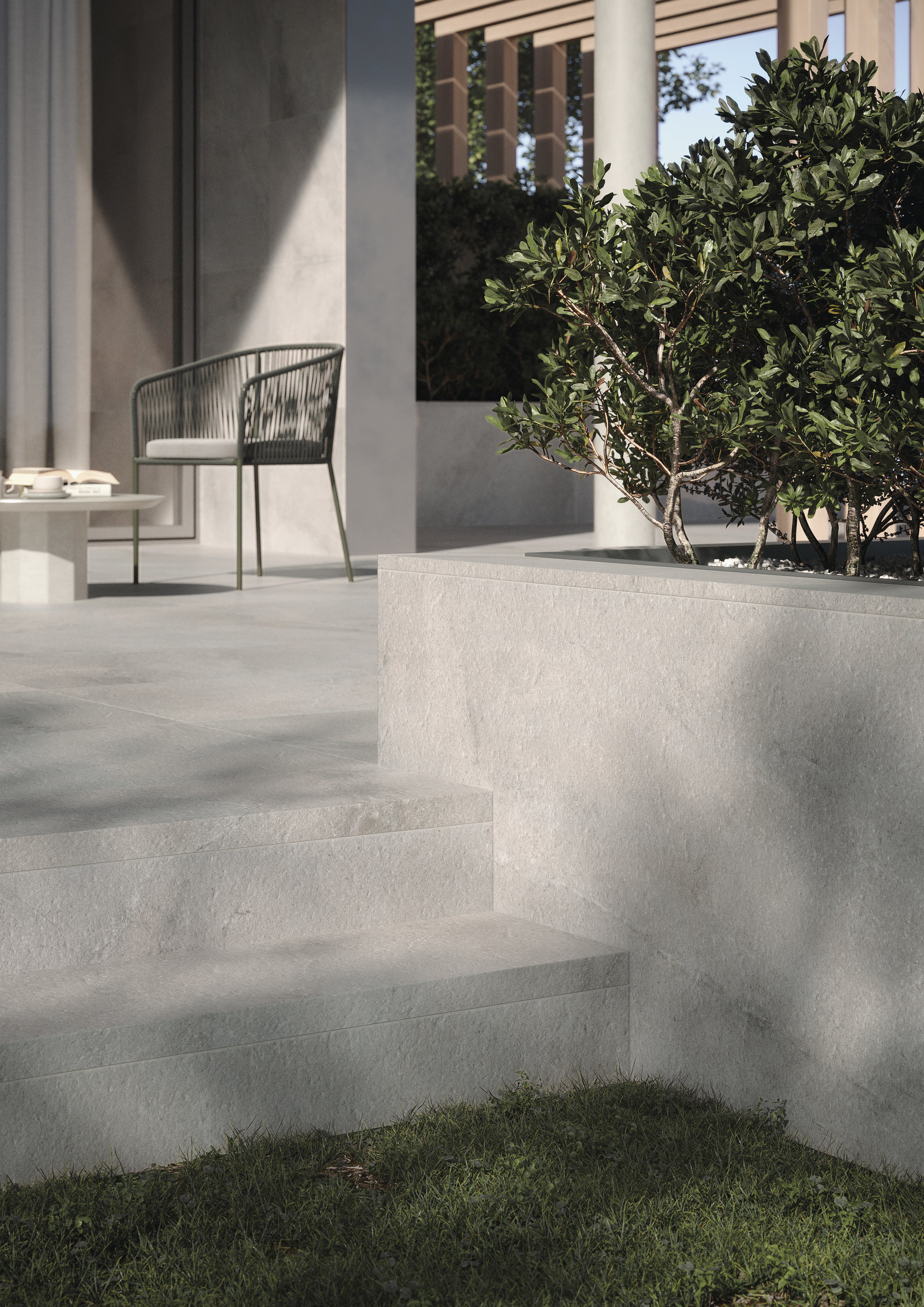 Hochwertige Outdoor-Fliesen in Hellgrau auf einer modernen Terrasse mit Stufen.