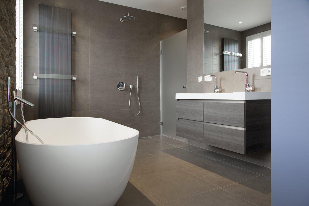 Salle de bain moderne, carreaux gris grand format premium murs et sol.