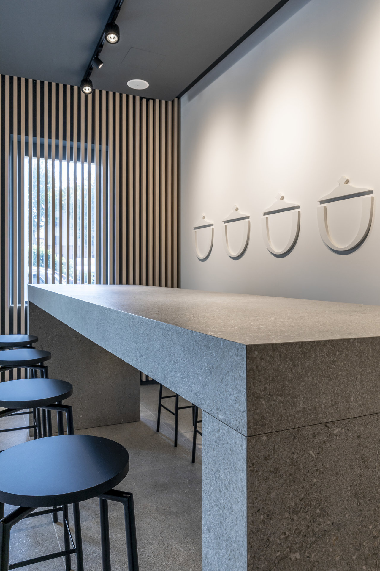 Carreaux gris de qualité supérieure, aspect pierre, pour comptoir et sol dans un intérieur moderne.