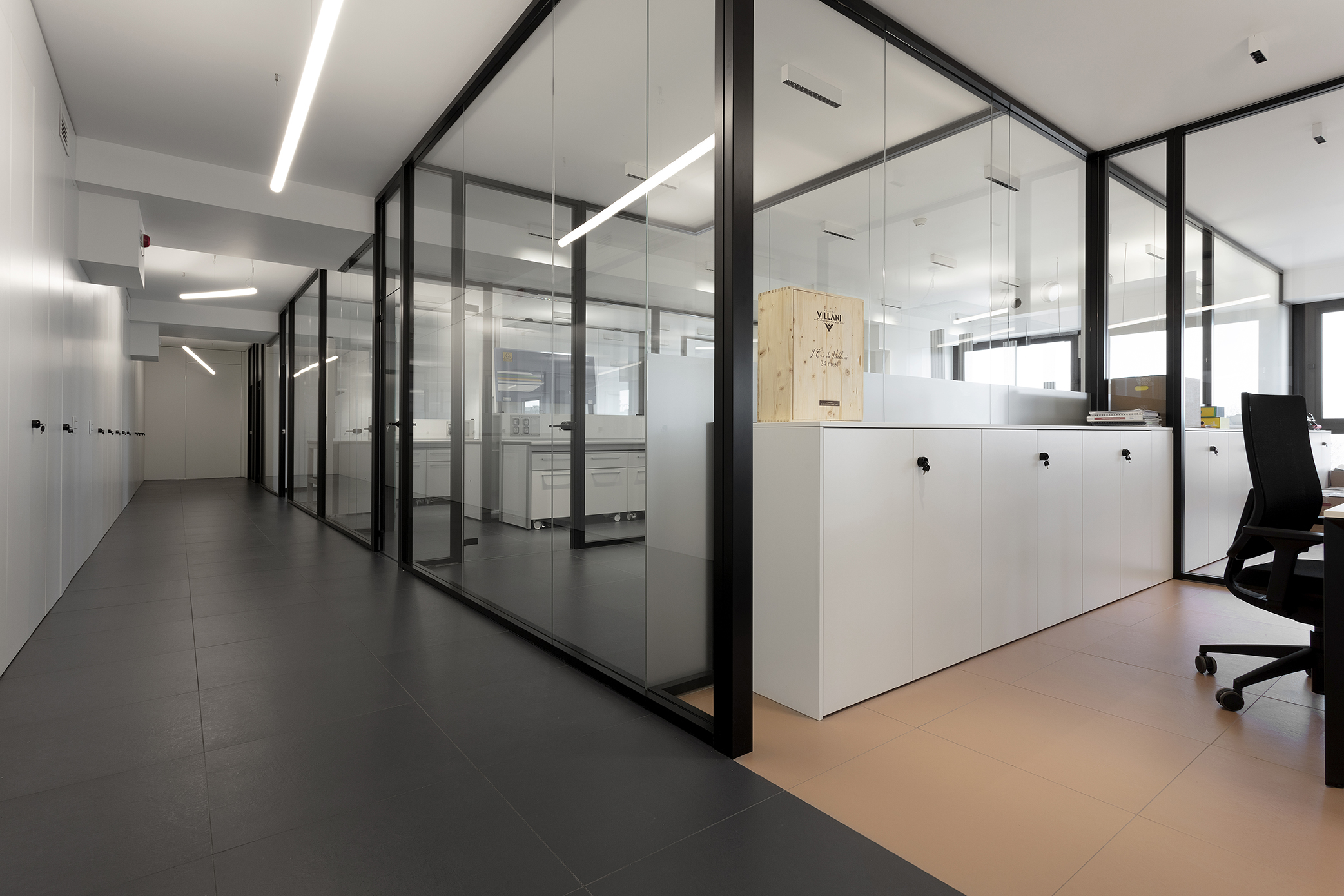 Carreaux sombres et clairs dans une ambiance de bureau moderne.