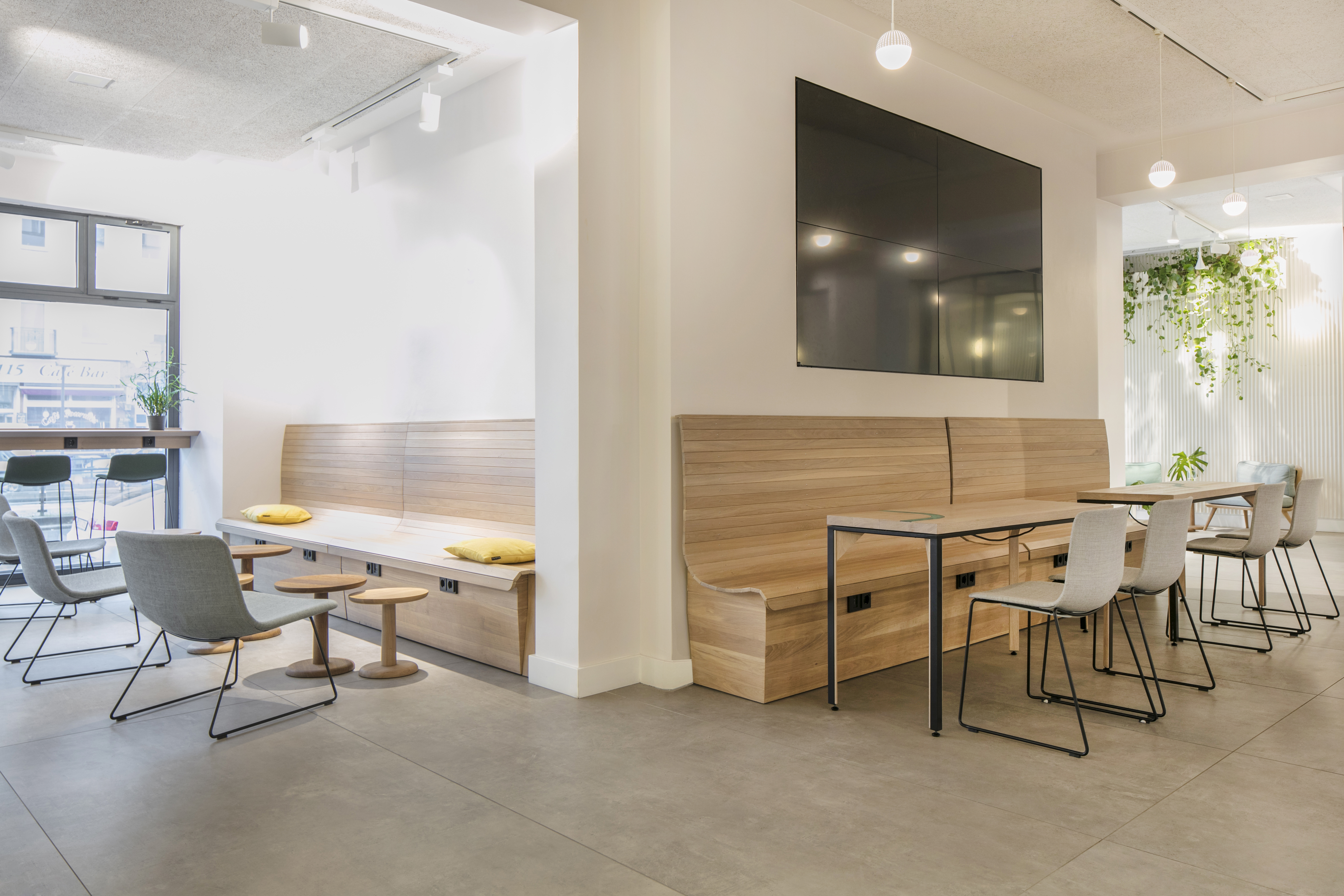 Intérieur lumineux et moderne avec des carreaux de sol gris de haute qualité et des sièges.