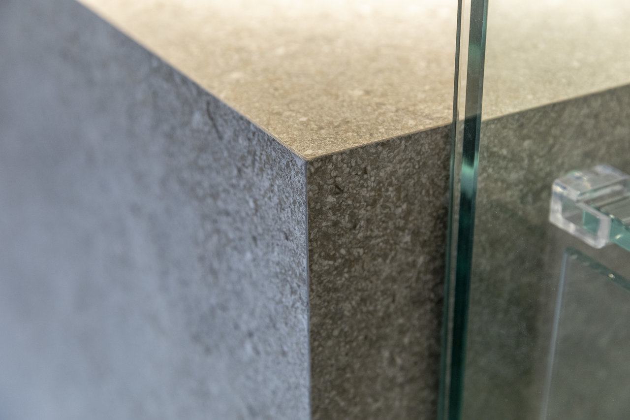 Carreaux gris haut de gamme, aspect pierre naturelle, pose précise, avec insert verre.