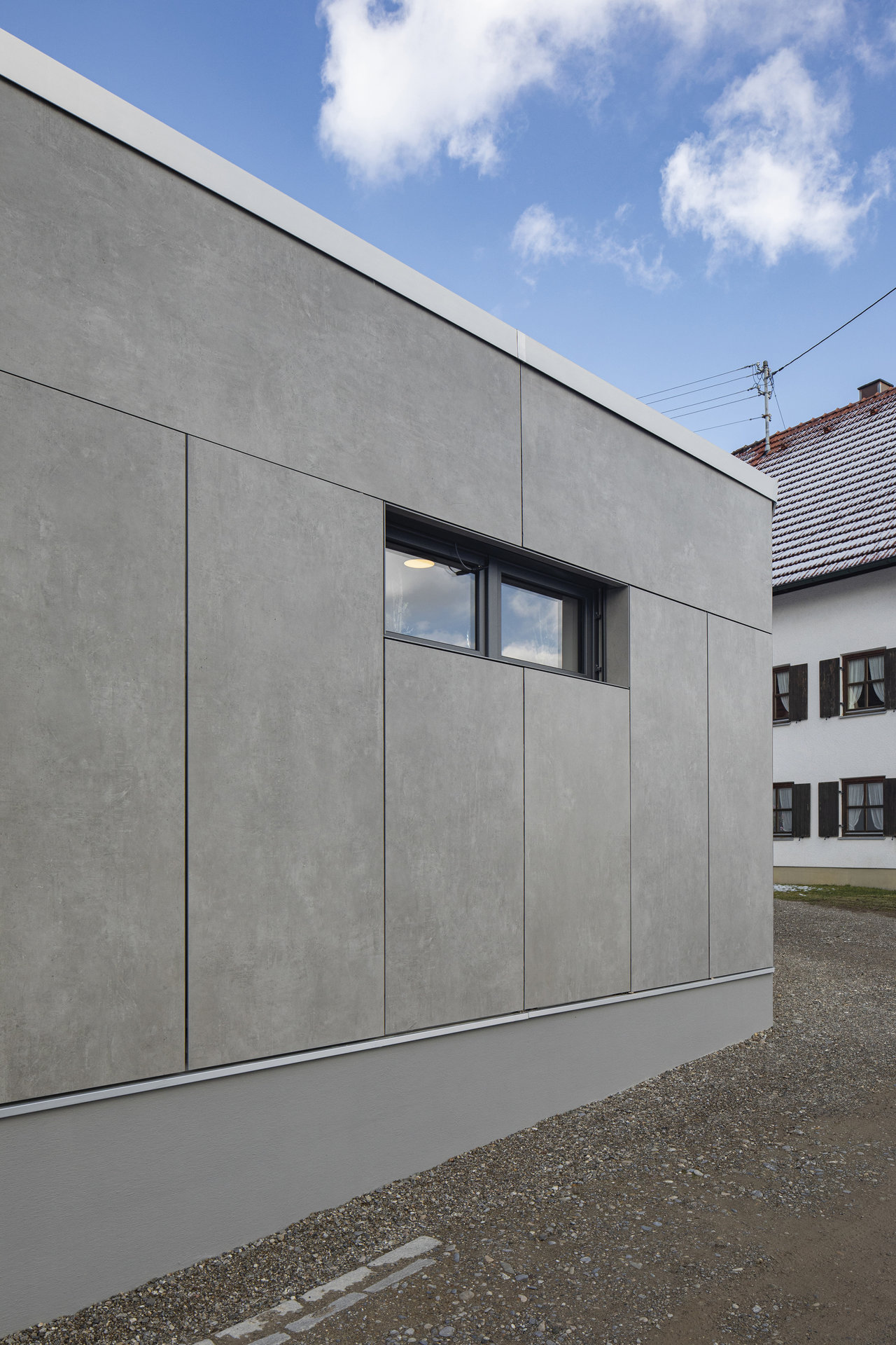 Façade moderne avec carreaux d'extérieur gris grand format.