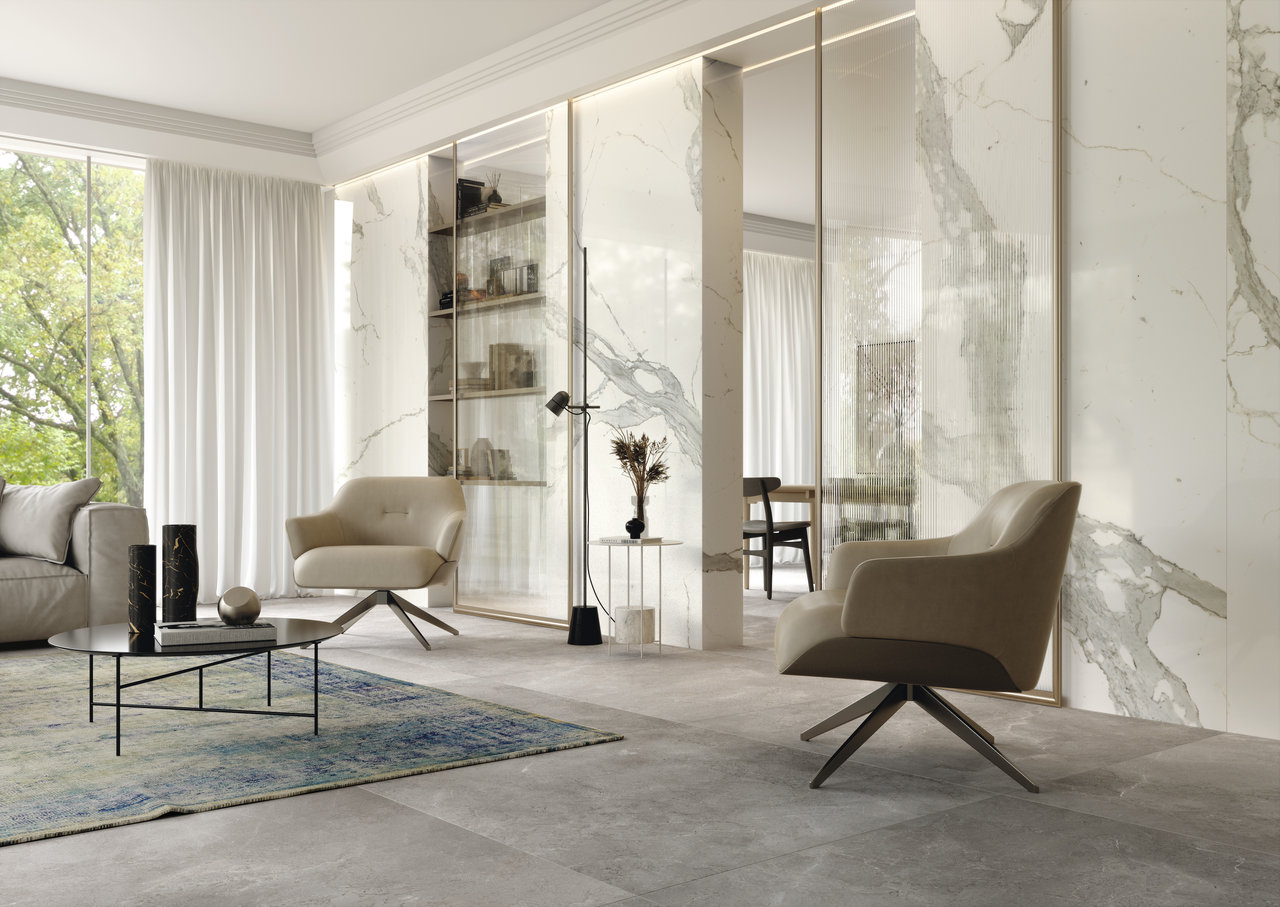 Intérieur luxueux avec carrelage Porcelaingres sol et mural aspect marbre.