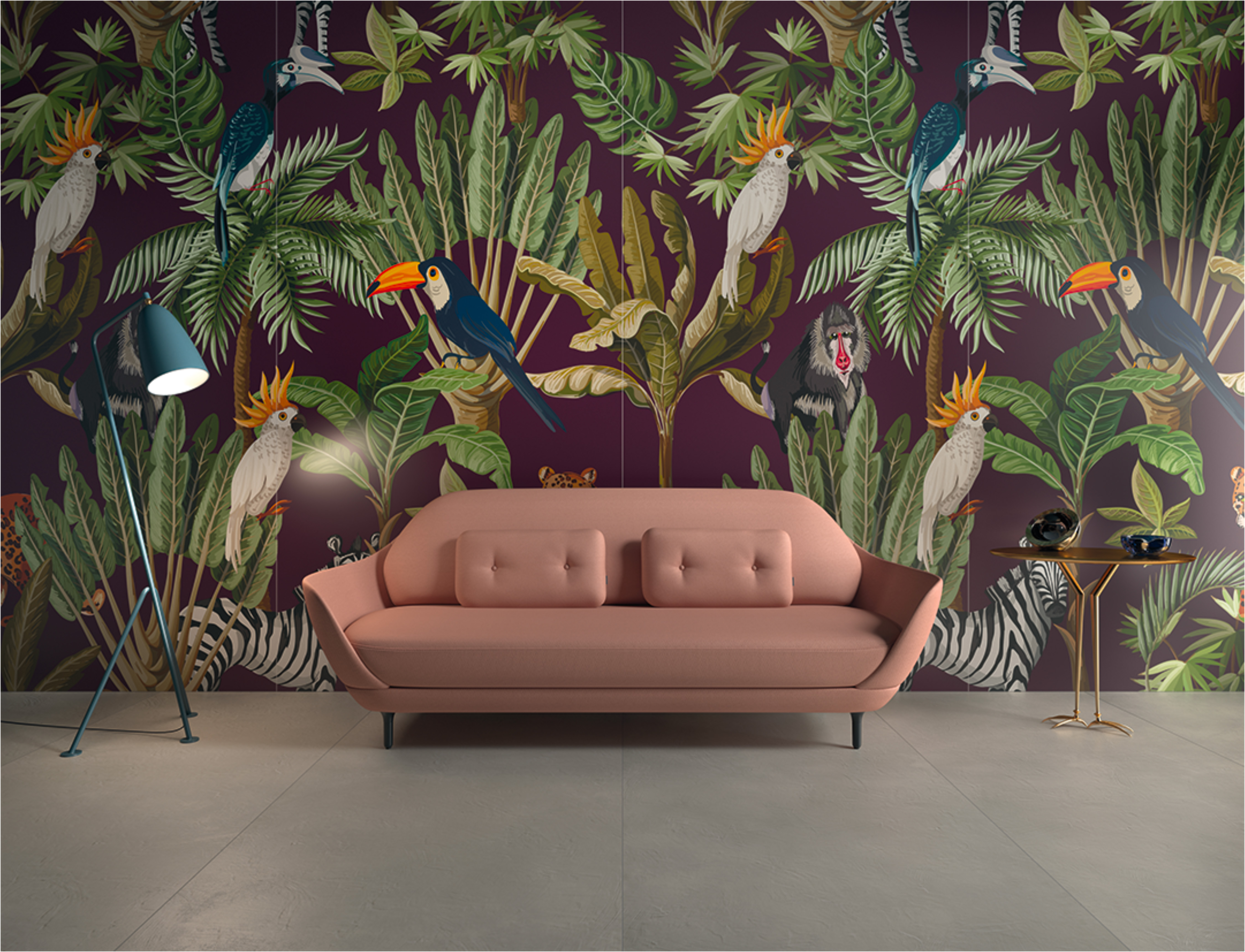 Carreaux muraux motif jungle, oiseaux et plantes exotiques et un canapé rose moderne.