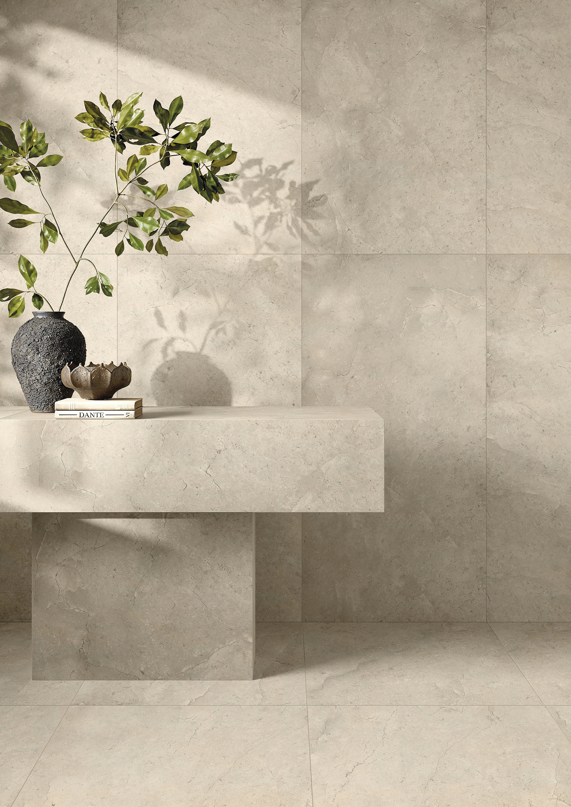 Großformatige Porcelaingres Fliesen in heller Natursteinoptik für Wand und Boden.