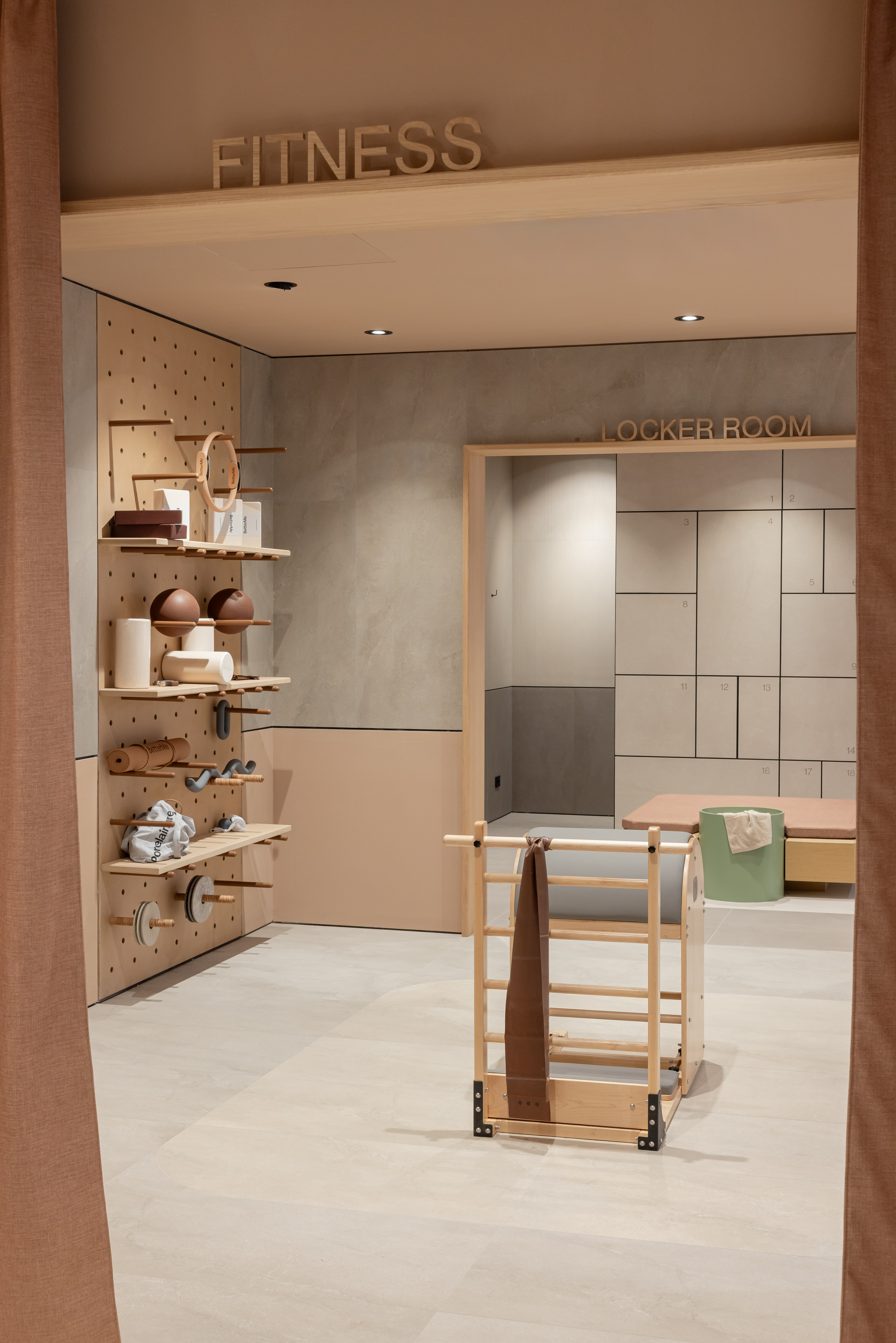 Carreaux de sol élégants beige clair pour un espace fitness et vestiaire moderne.