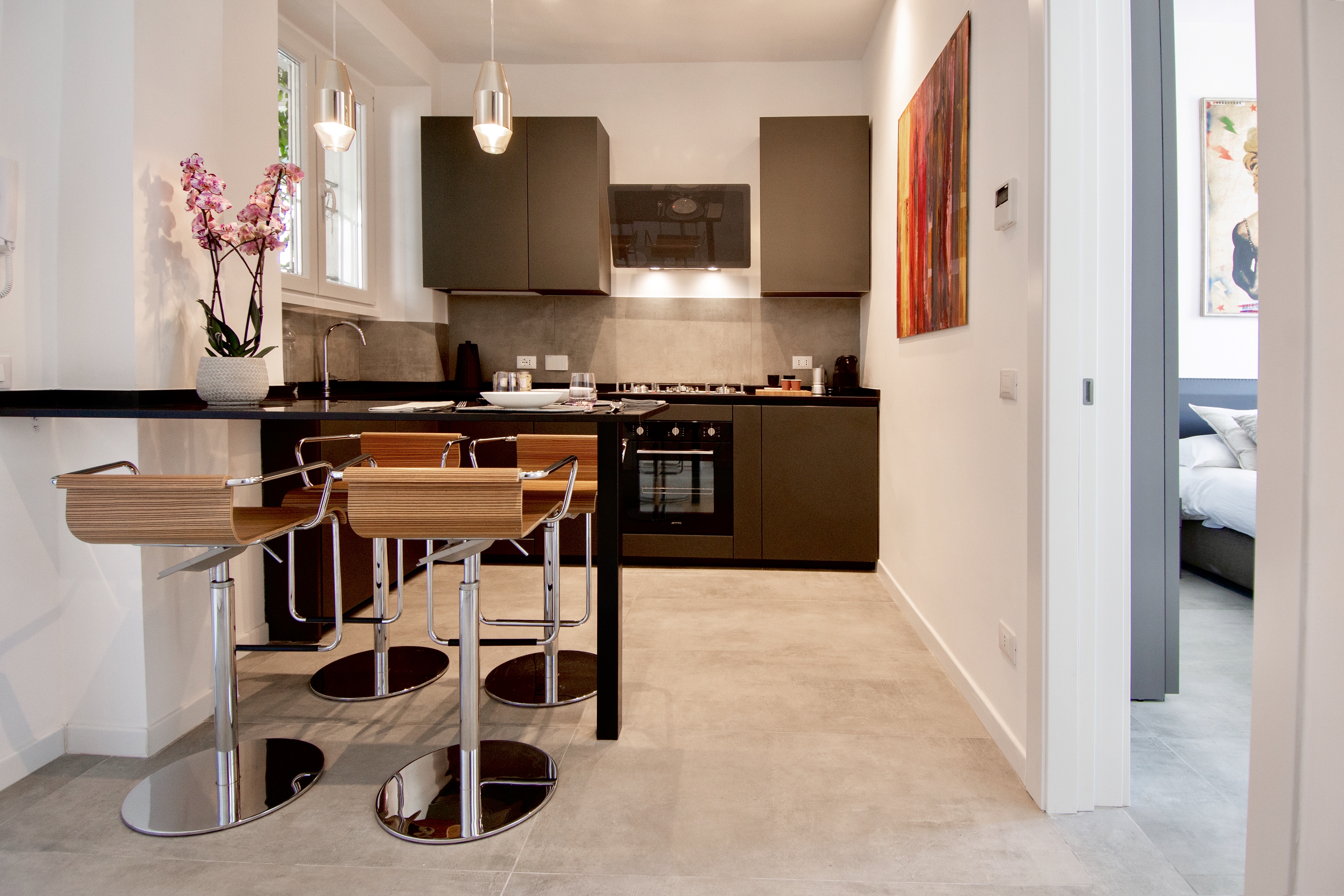Cuisine moderne avec carrelage de sol gris clair effet béton, idéal pour intérieurs élégants.