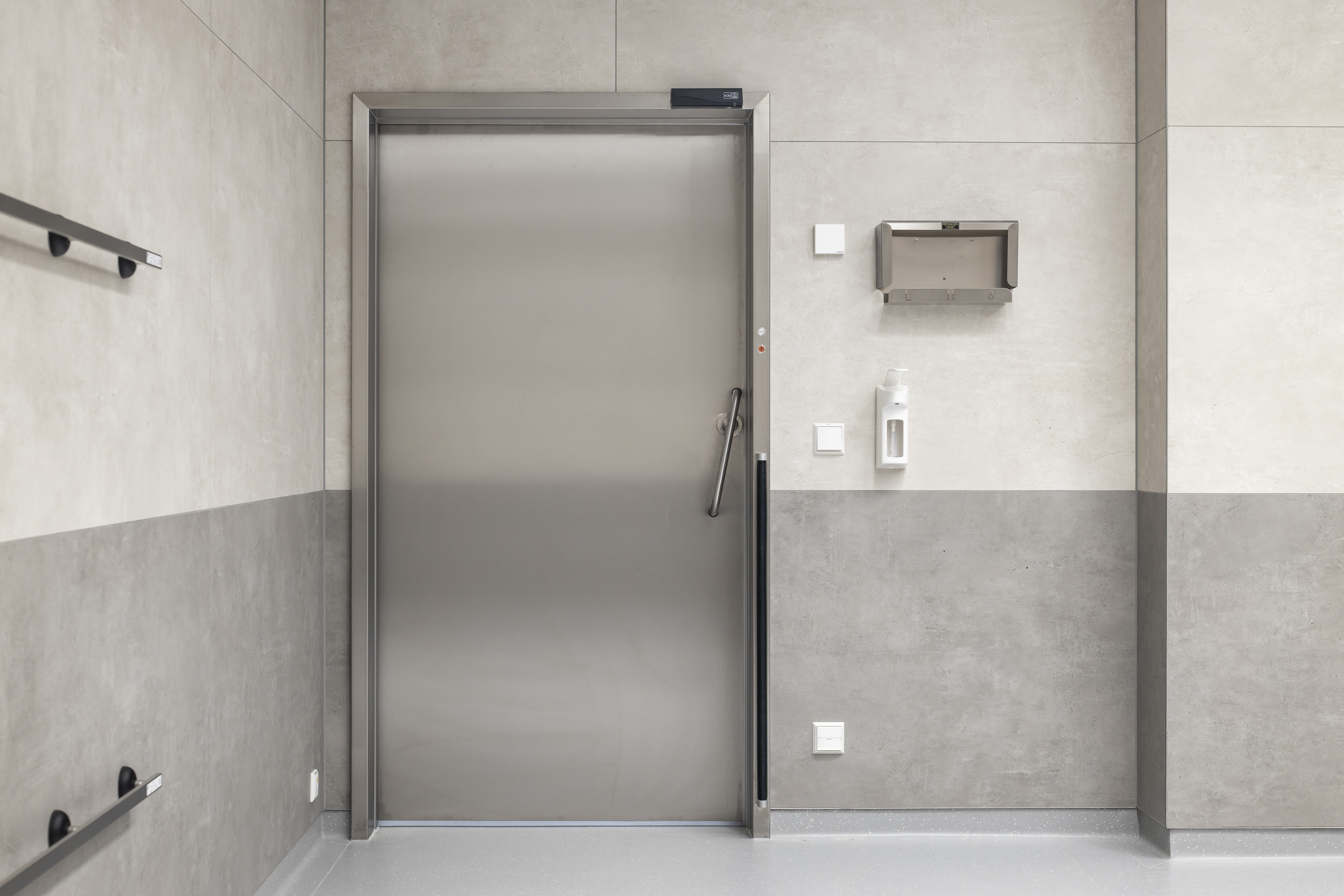 Carreaux muraux haut de gamme gris et blancs, effet béton, dans un couloir moderne.