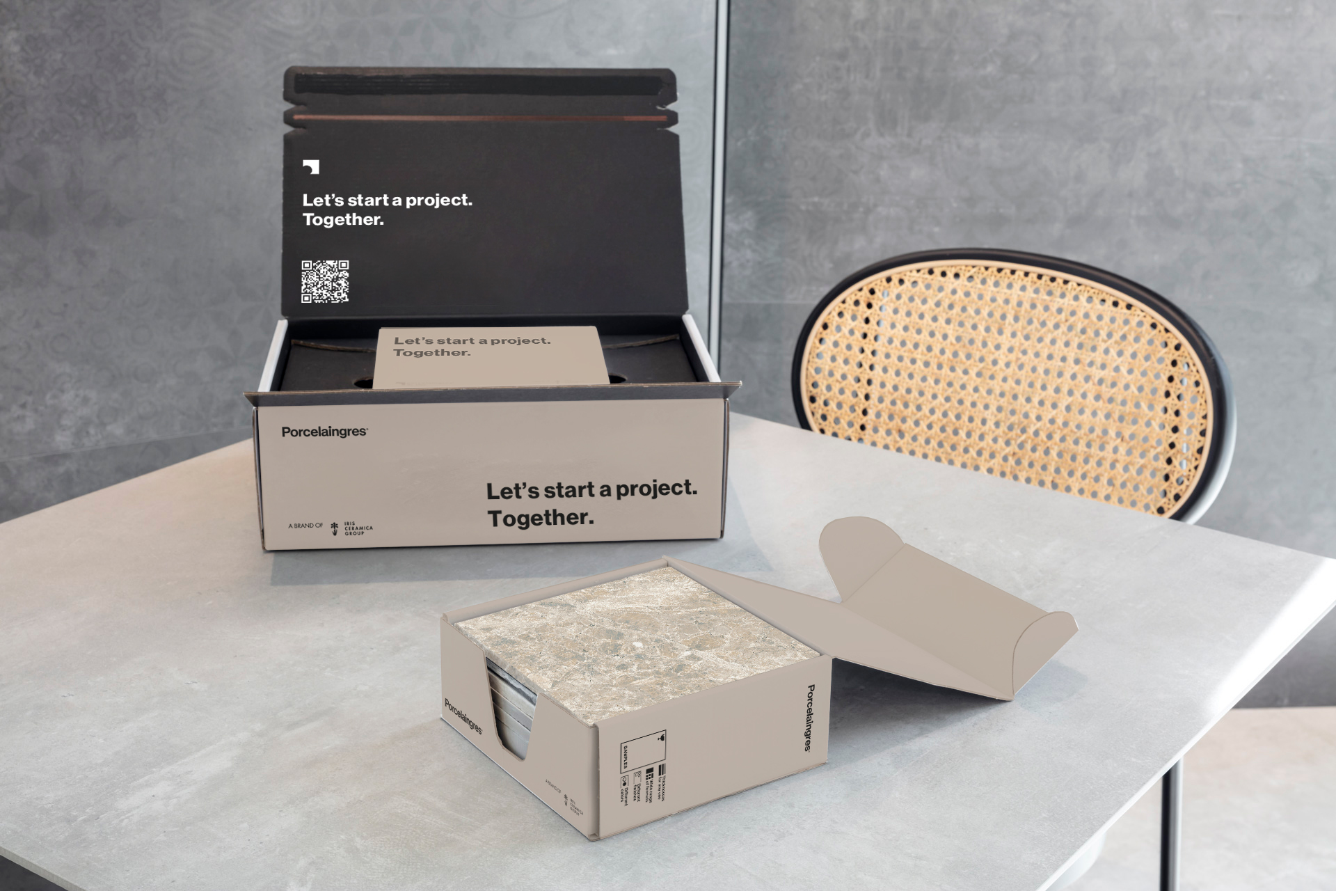 Coffret de projet Porcelaingres et échantillons de carreaux sur table moderne.