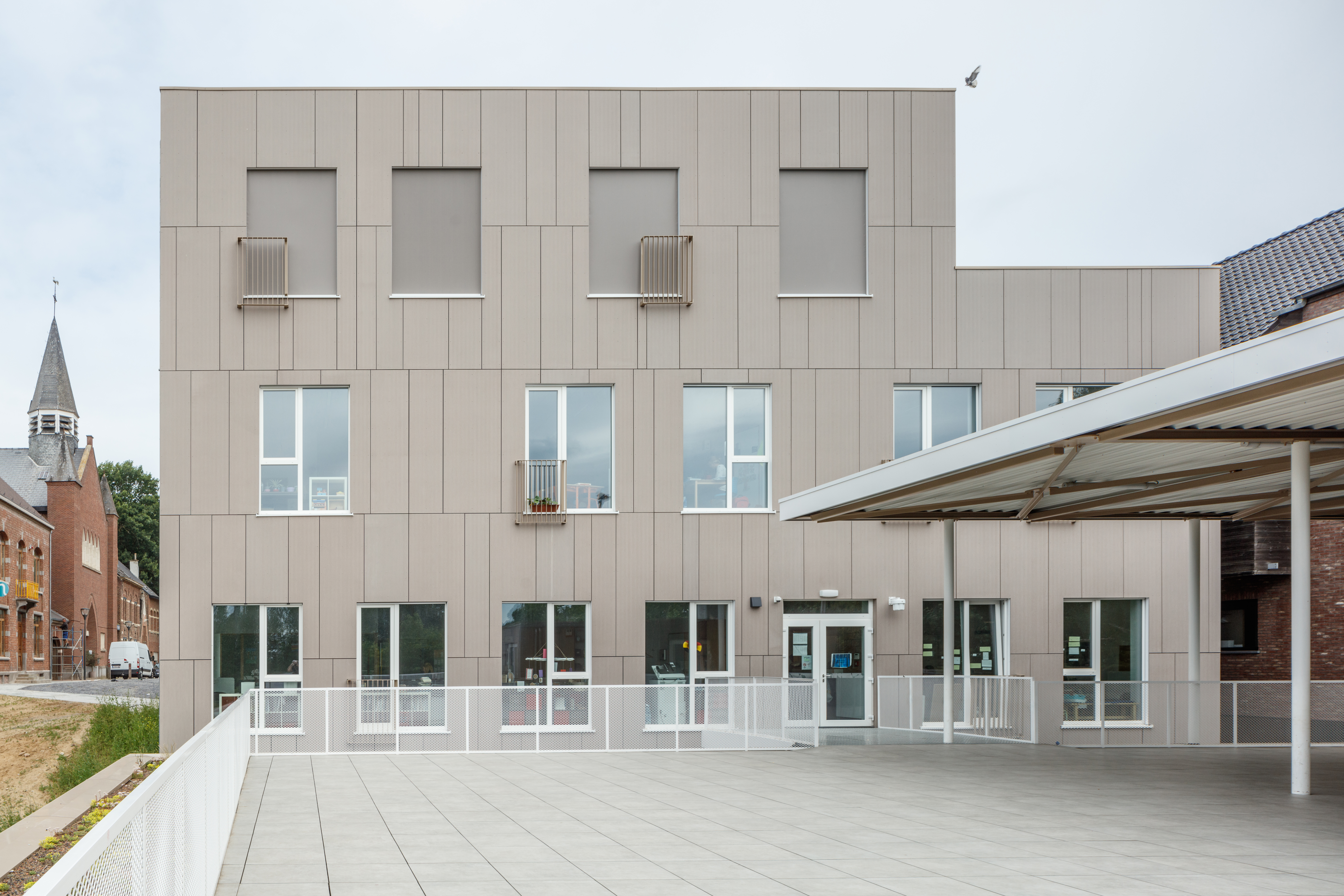 Façade moderne avec dallage extérieur clair en carreaux haut de gamme.