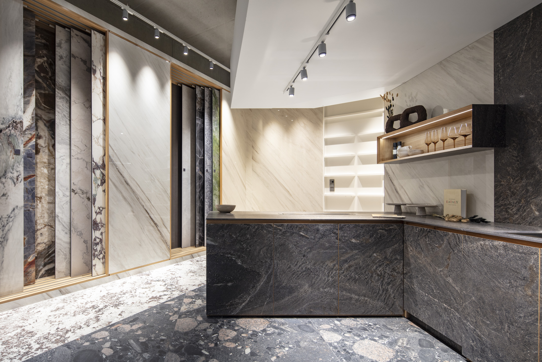 Exposition de carrelage premium avec grands formats et comptoir élégant.