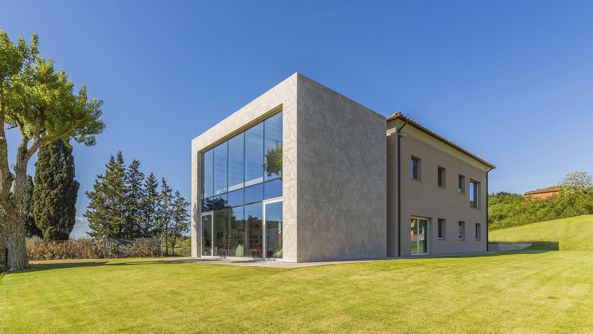 Bâtiment moderne avec grandes baies vitrées et façade claire, idéal pour carreaux Porcelaingres et Schöner Wohnen.