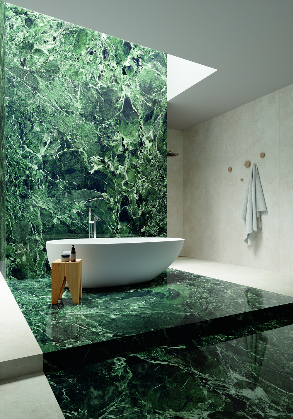 Grüne Marmoroptik-Fliesen an Wand und Boden eines luxuriösen Badezimmers.