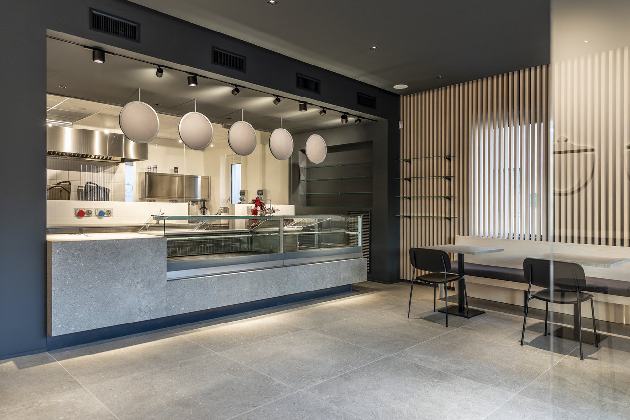 Restaurant moderne avec carrelage gris grand format au sol et au comptoir.