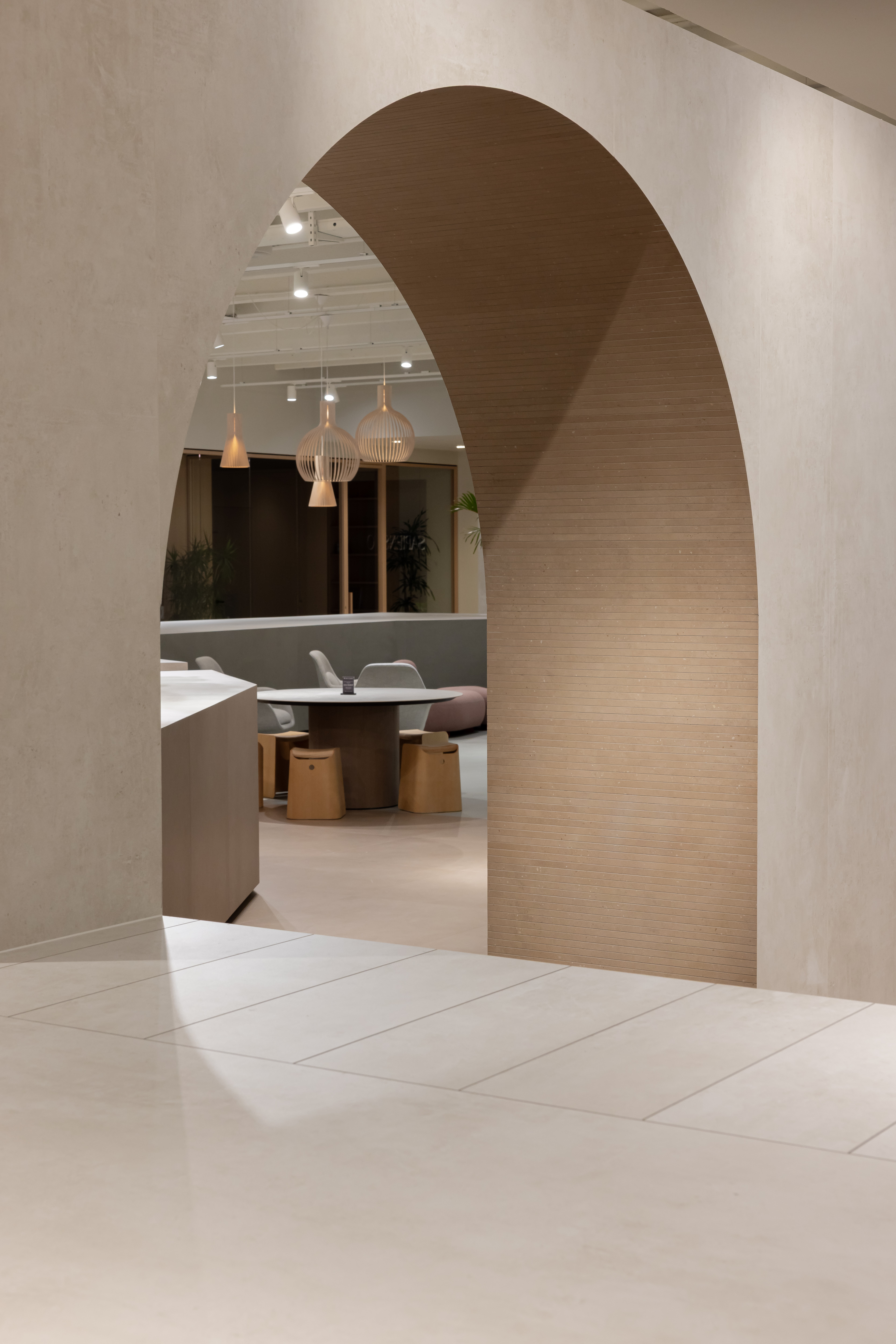 Helle, großformatige Fliesen in einem modernen Interieur mit stilvollem Bogen.