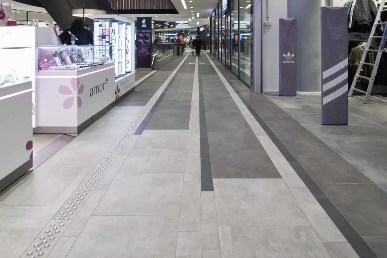 Carreaux gris rayés de haute qualité dans un passage moderne.