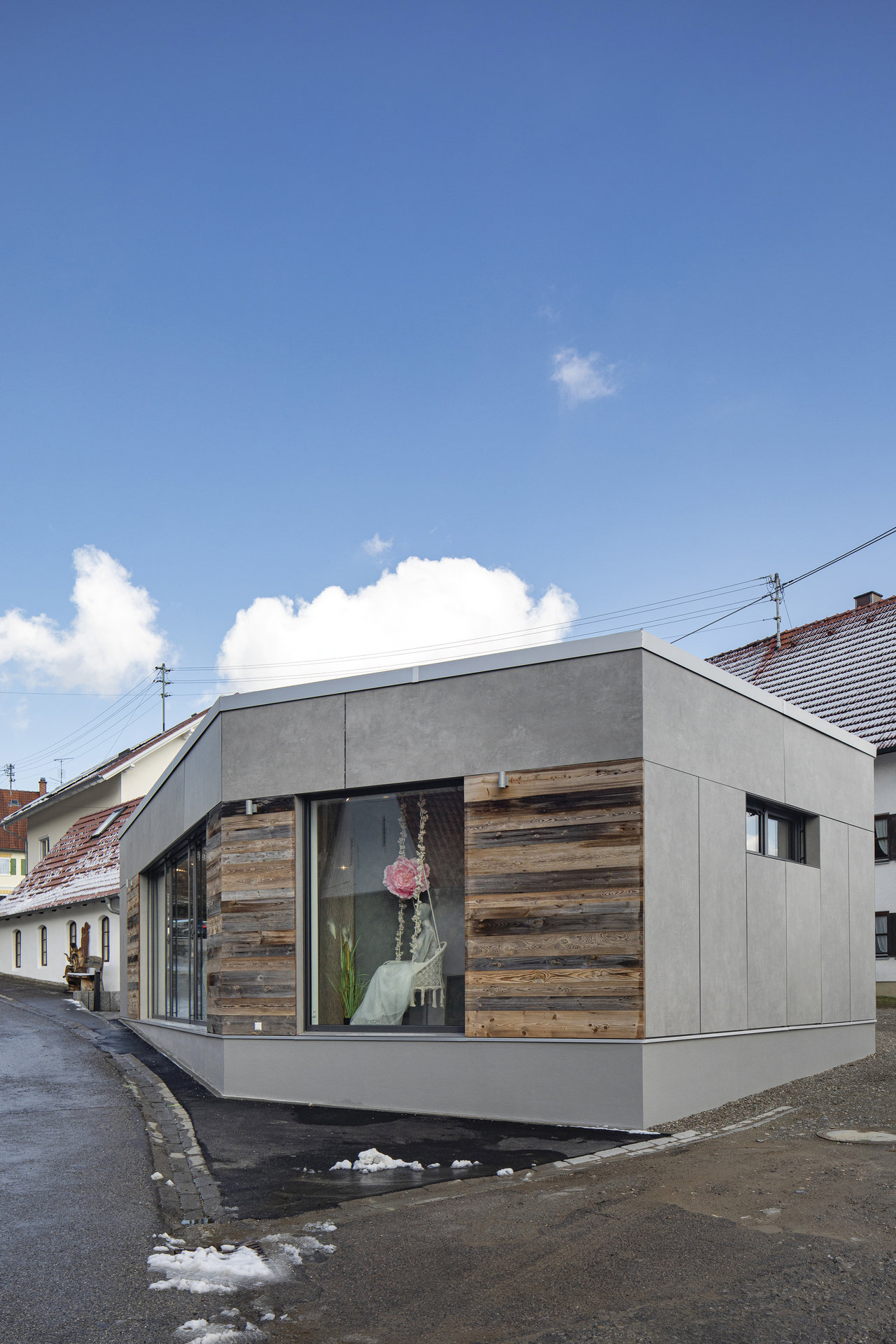 Bâtiment moderne avec façade béton et bois, offrant une inspiration design pour les carreaux.