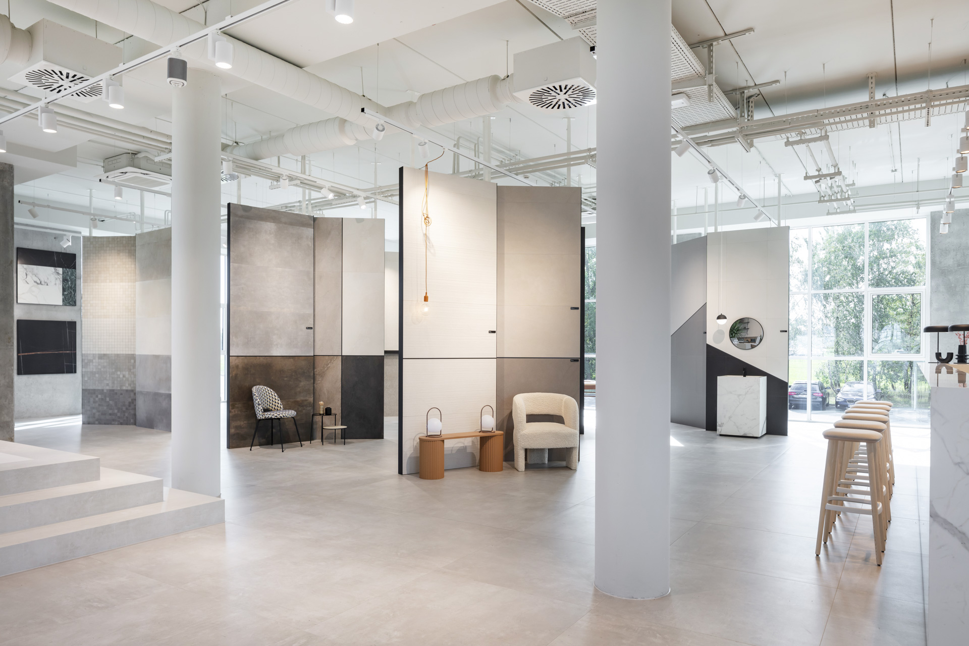 Exposition moderne de carreaux Porcelaingres et Schöner Wohnen grand format aux tons clairs.