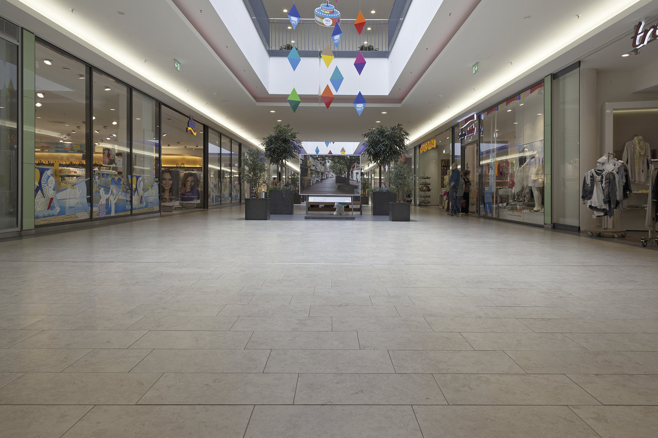 Carreaux clairs grand format pour intérieurs modernes, vus en centre commercial.