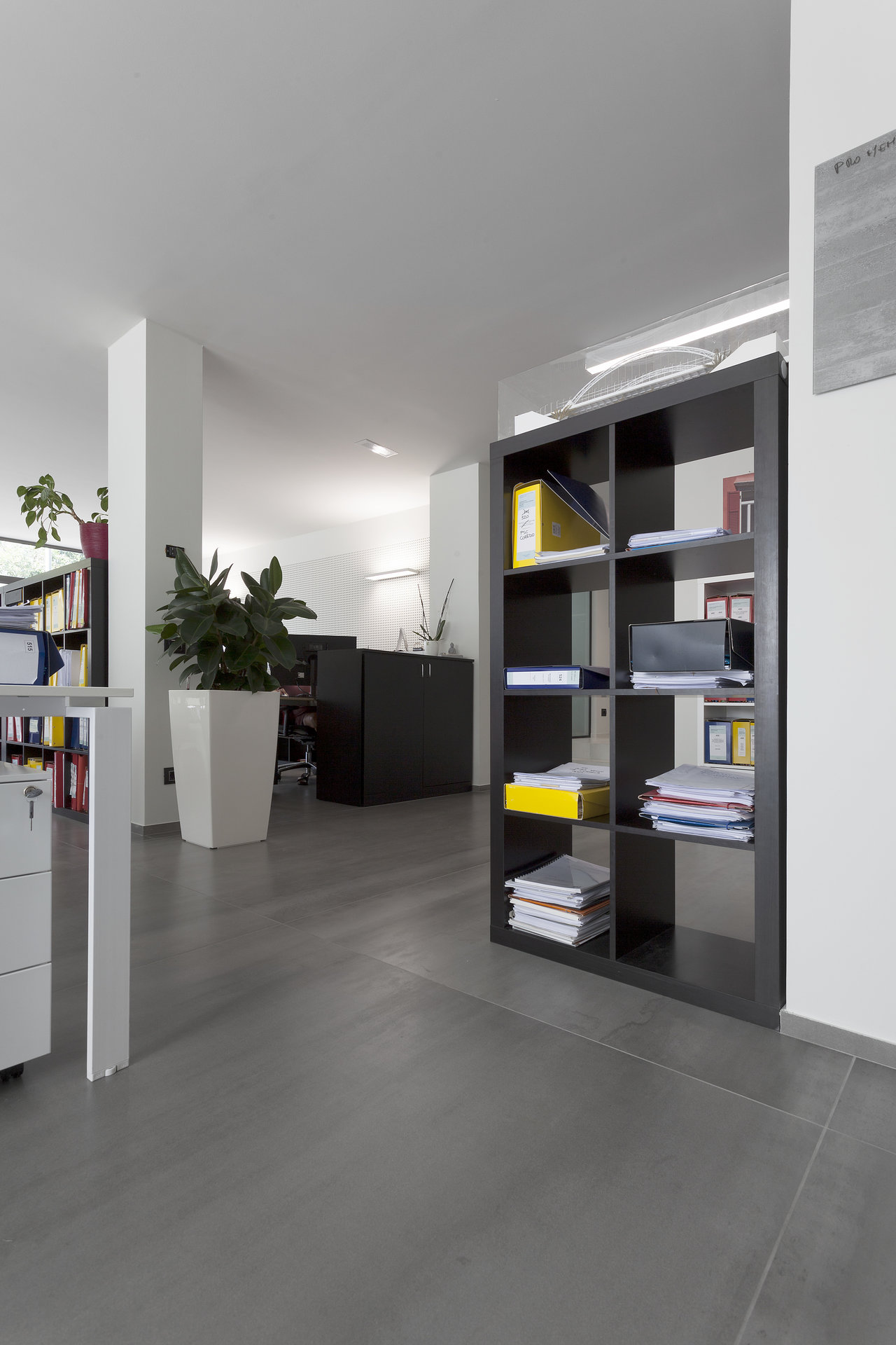Carreaux gris haut de gamme dans un bureau moderne.