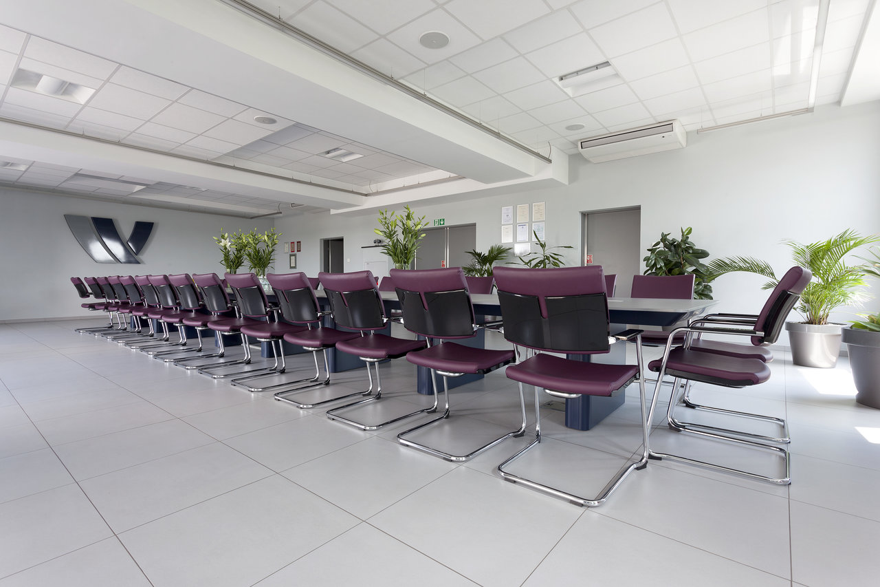 Salle de conférence lumineuse avec carrelage grand format de haute qualité.