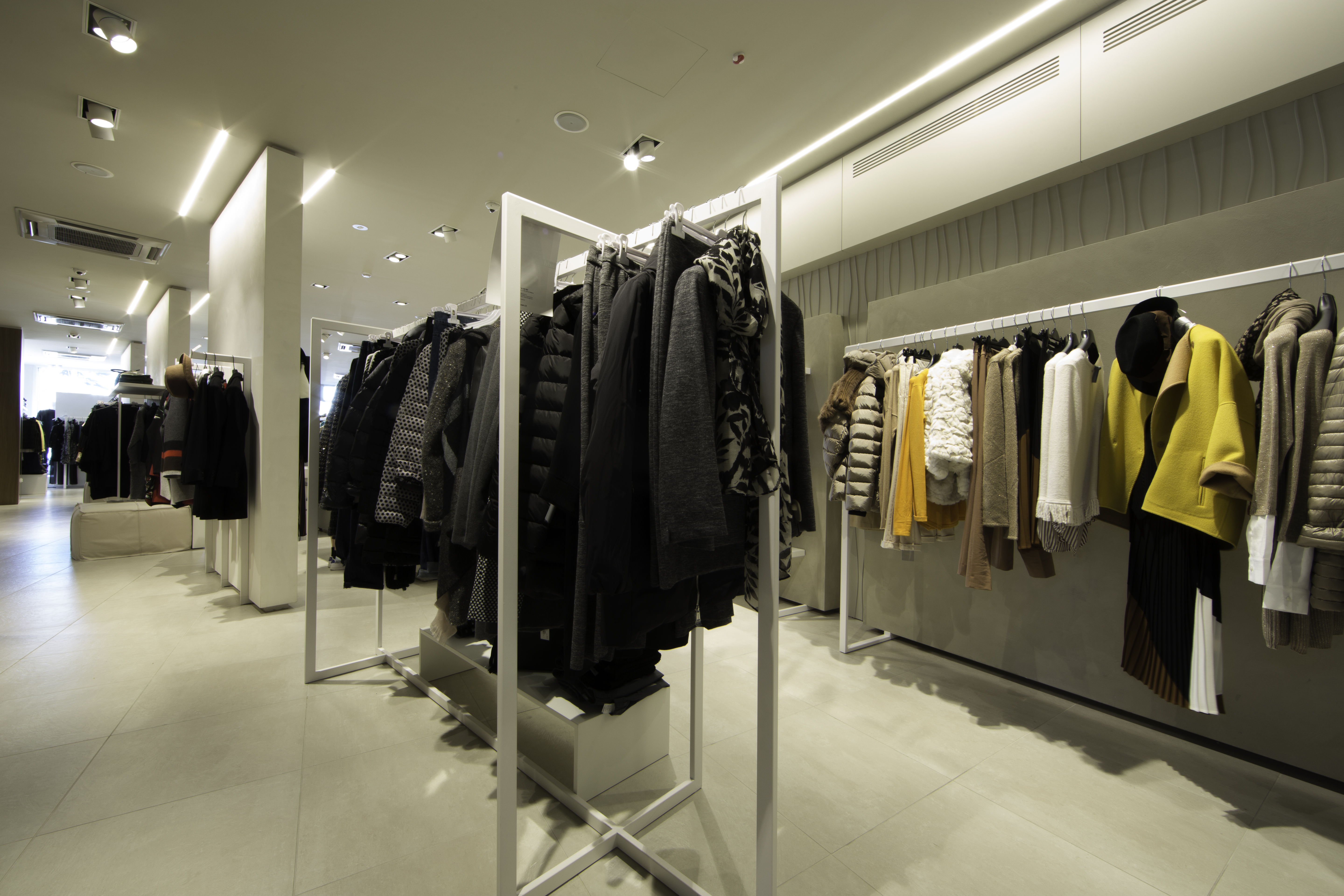Boutique moderne avec carrelage clair grand format.