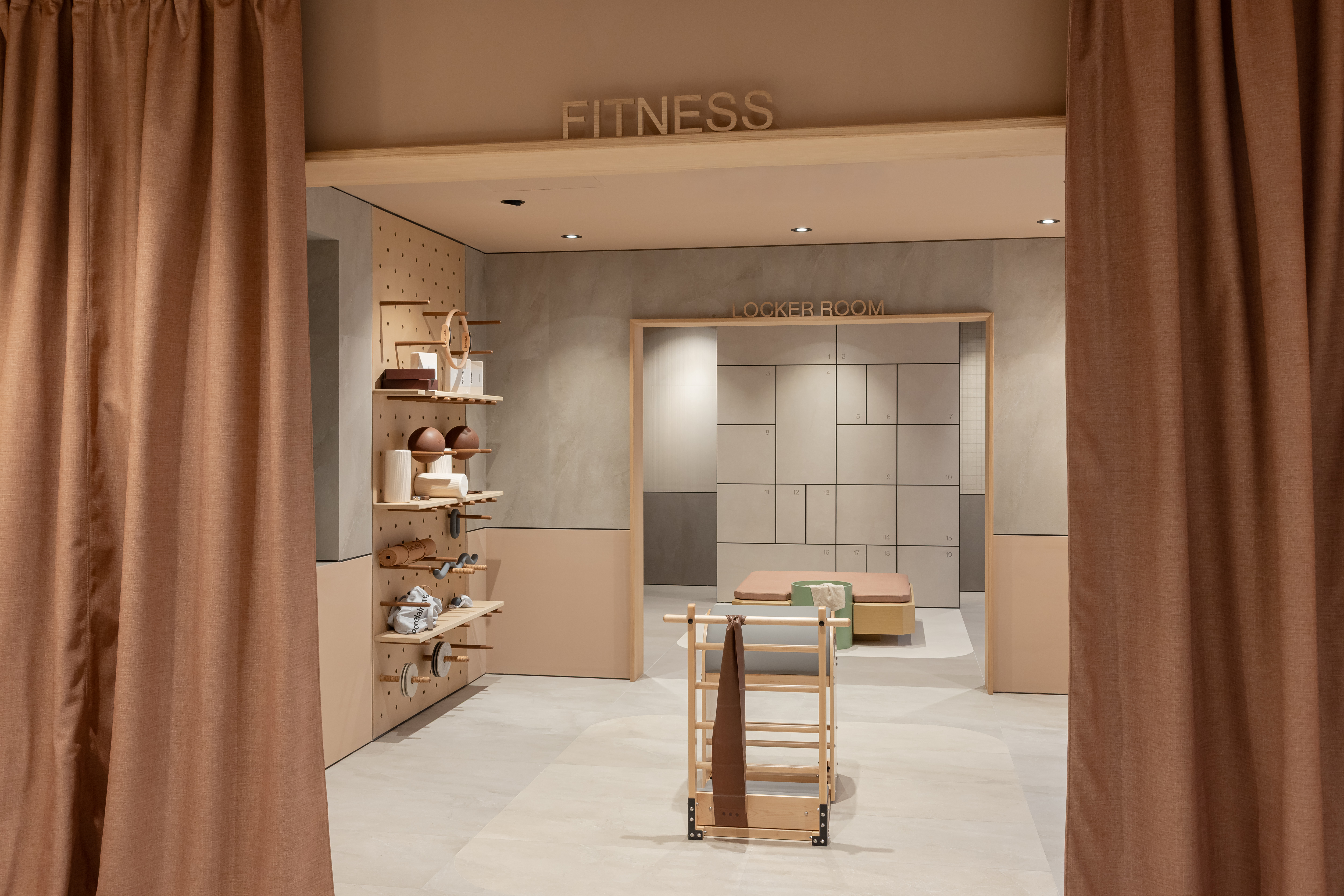 Carreaux de sol clairs dans un espace moderne de fitness et vestiaire.