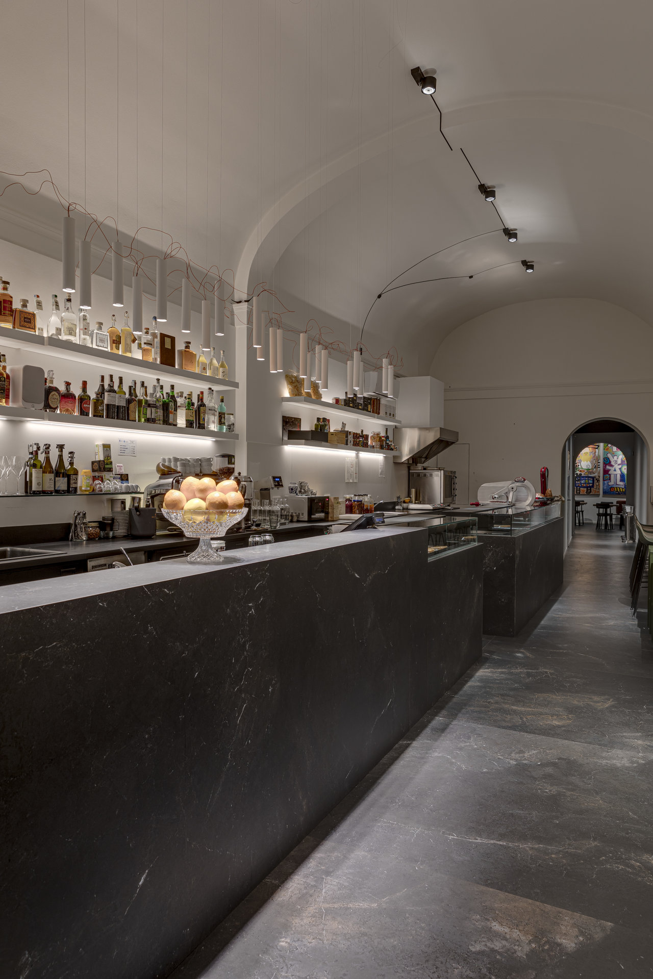 Bar moderne avec élégant carrelage de sol grand format foncé et comptoir assorti.