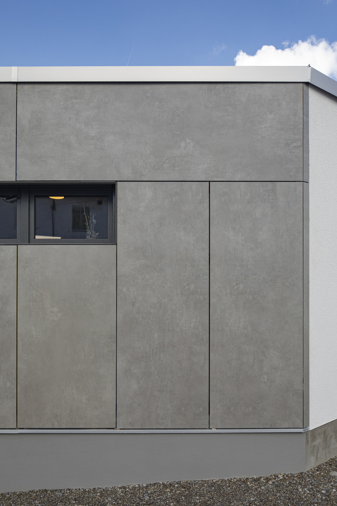 Dalles extérieures grises comme revêtement de façade moderne.