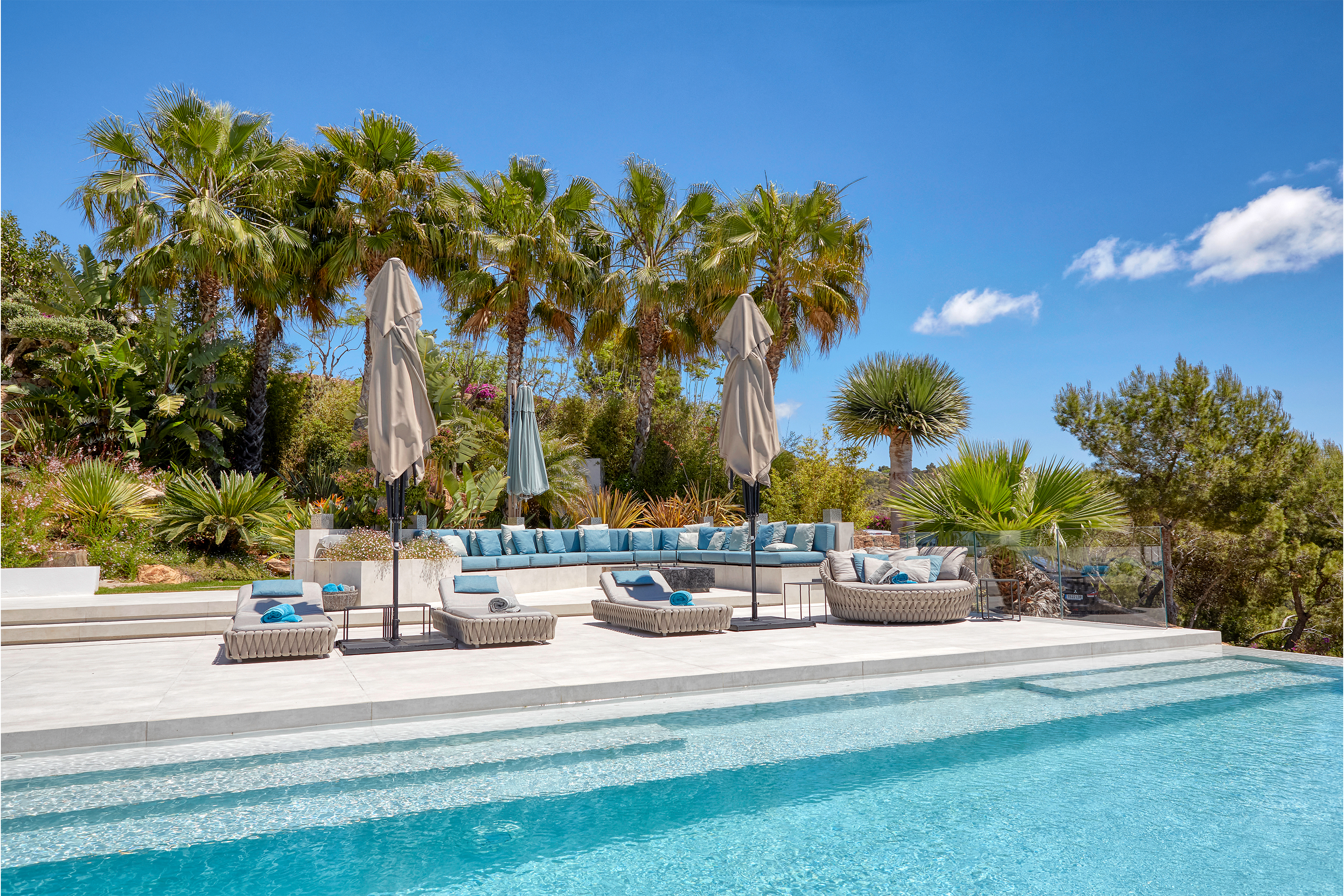 Carrelage extérieur haut de gamme sur terrasse de piscine luxueuse avec coin salon.