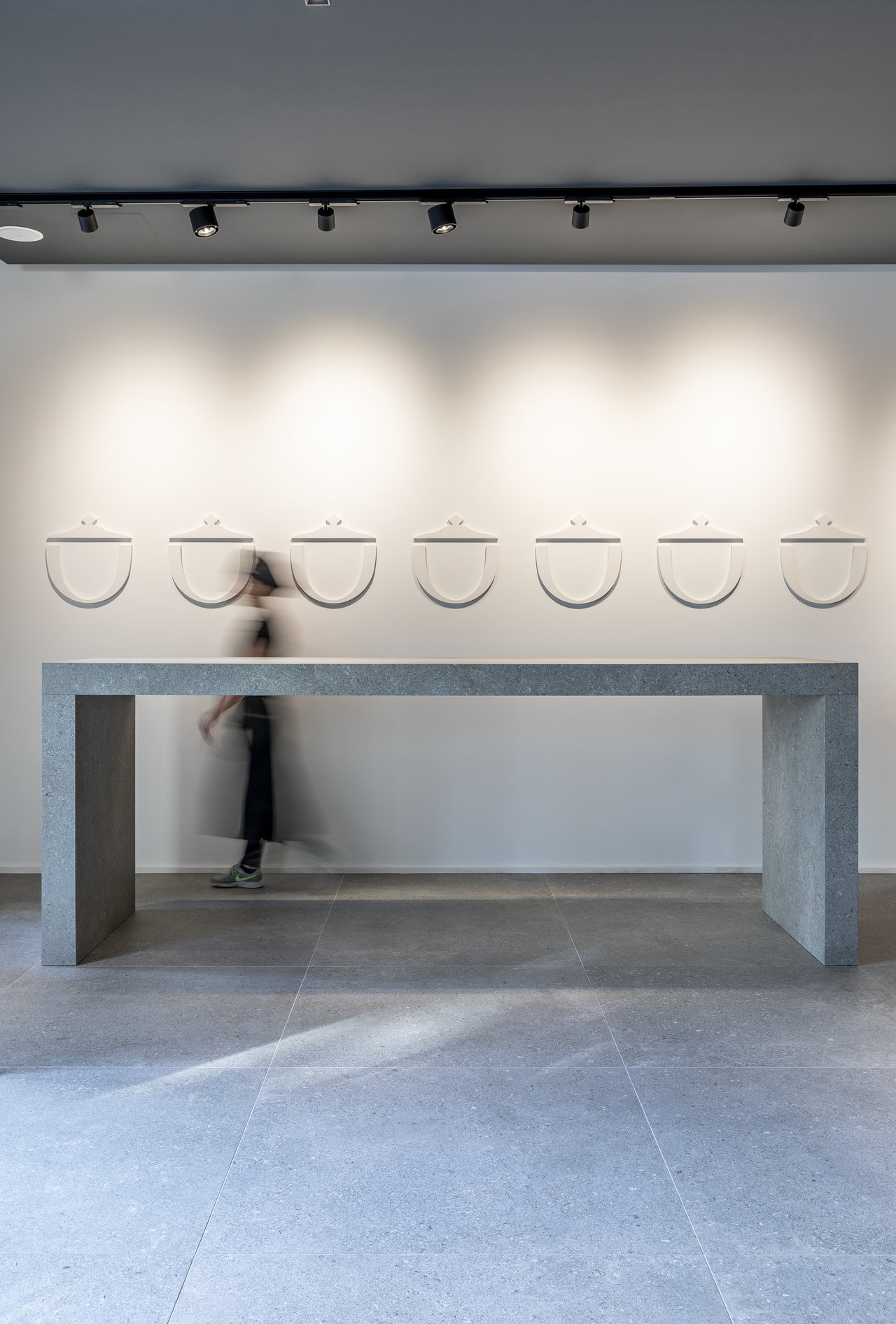 Carreaux de sol gris clair haut de gamme en showroom moderne.