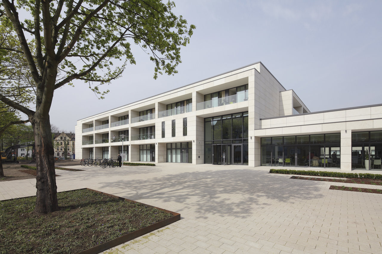 Espace extérieur élégant avec des carreaux extérieurs de haute qualité devant un bâtiment moderne.