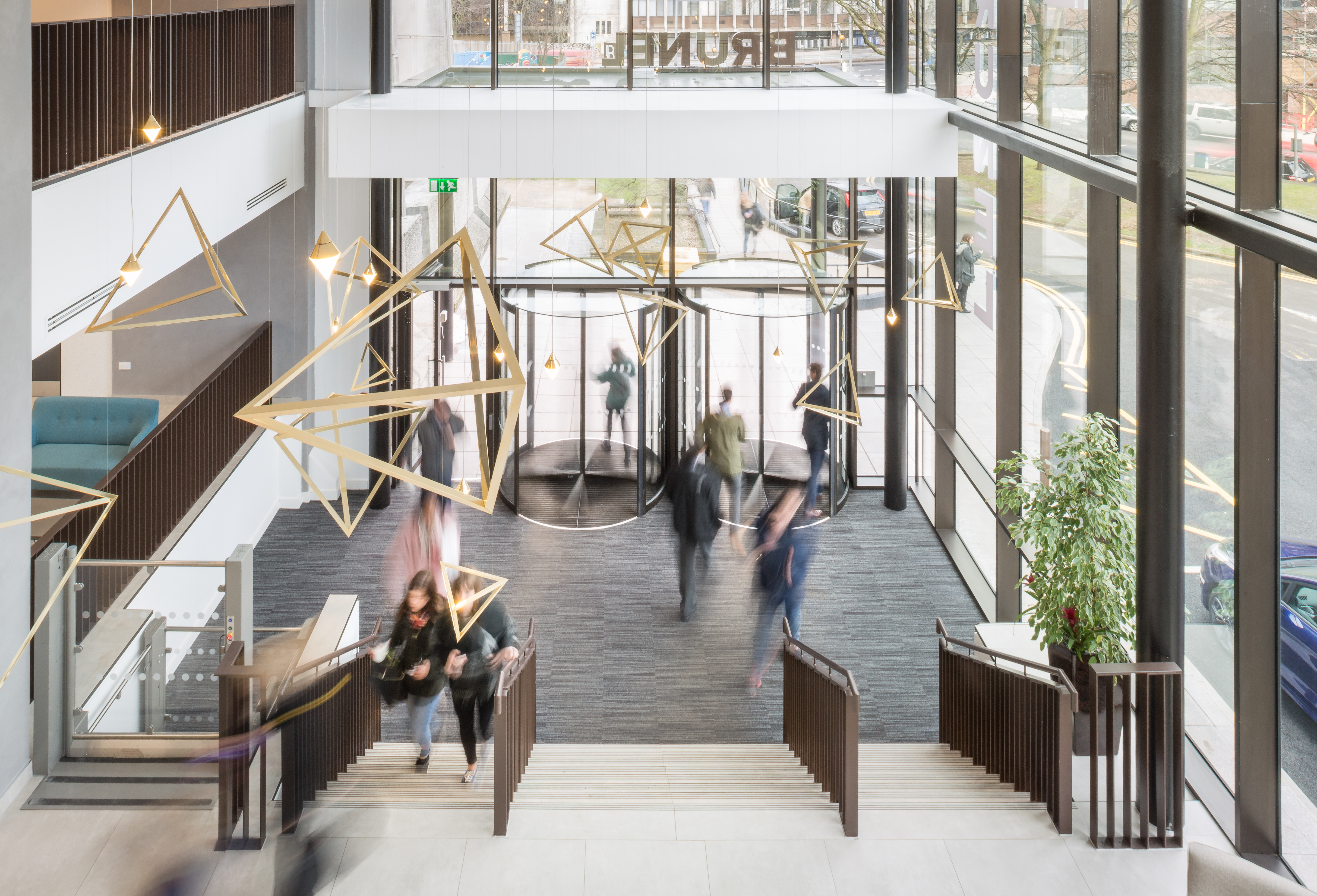 Foyer moderne avec carrelage de sol haut de gamme et luminaires géométriques.