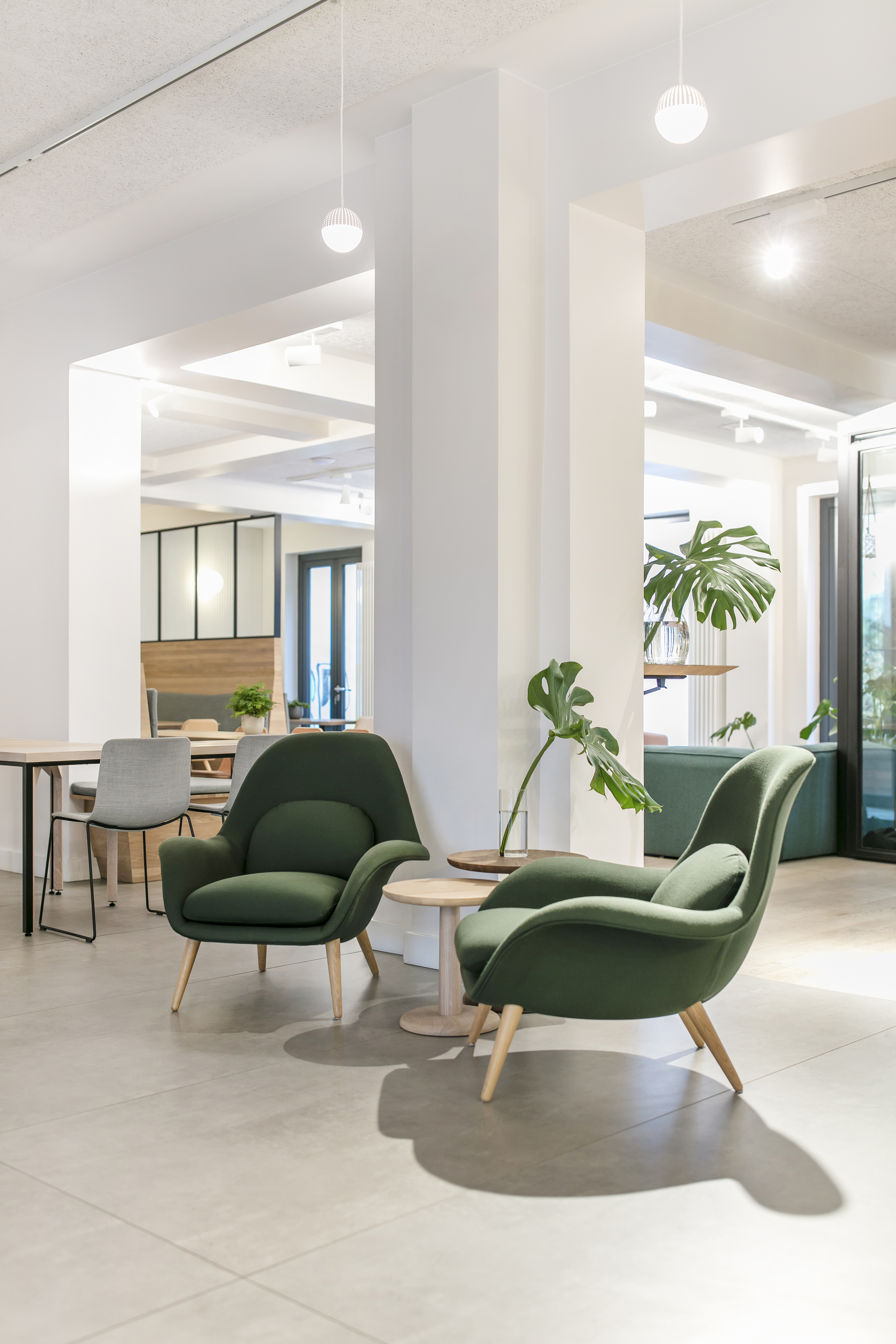 Élégantes dalles de sol gris clair pour intérieur moderne.