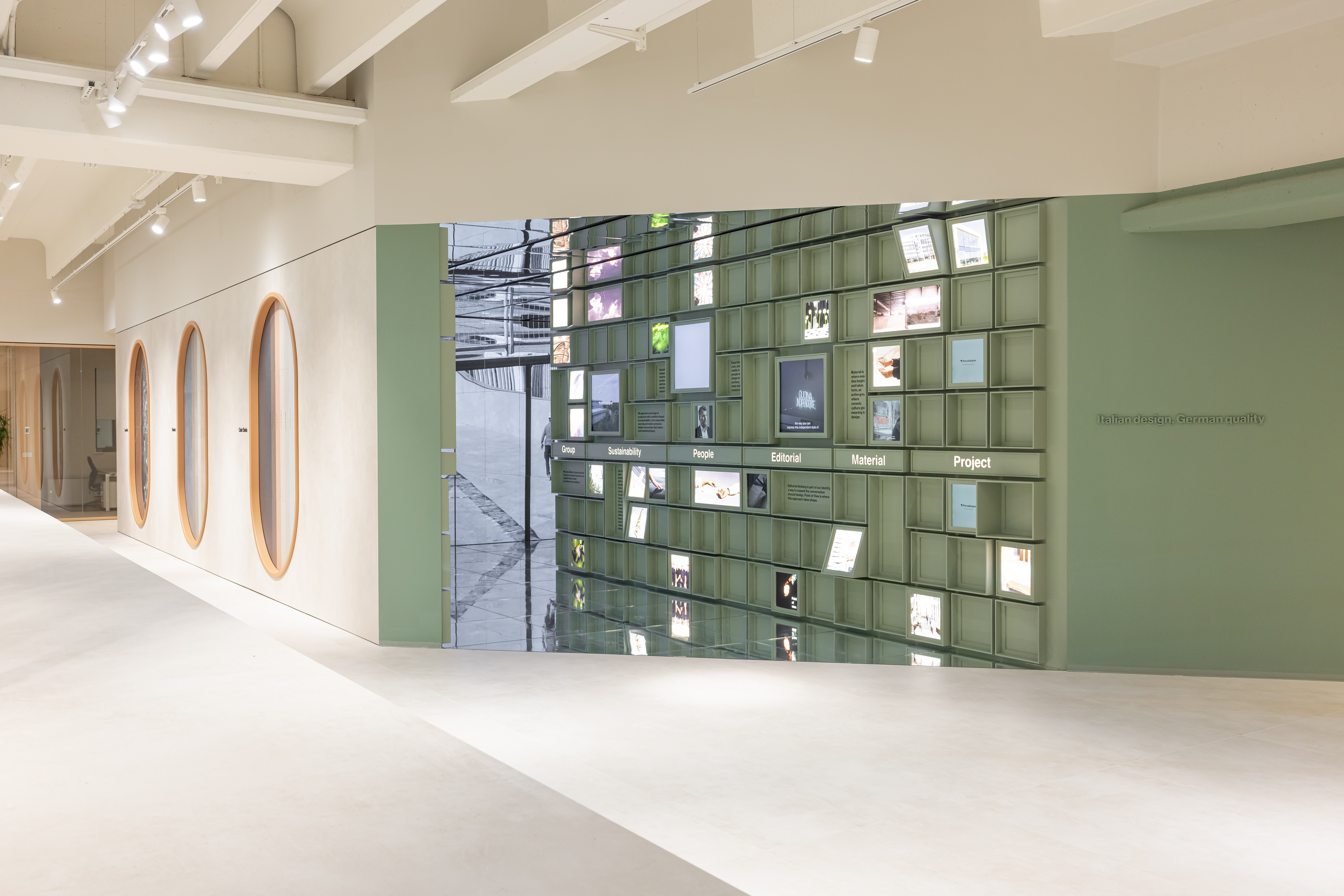 Showroom moderne avec mur de présentation vert stylé pour l'inspiration carrelage.