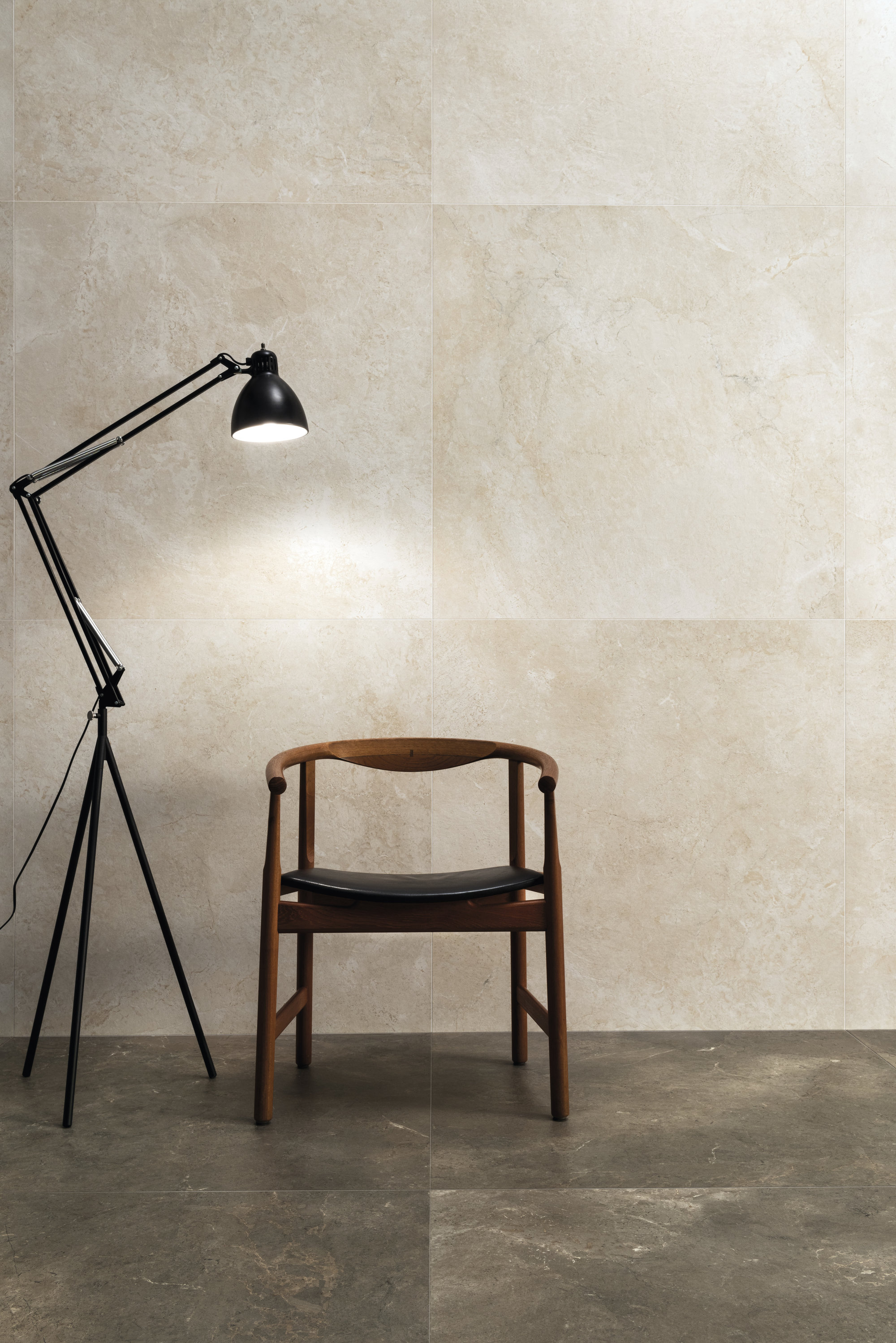 Carreaux de qualité : Murs clairs et sols foncés pour une décoration élégante.