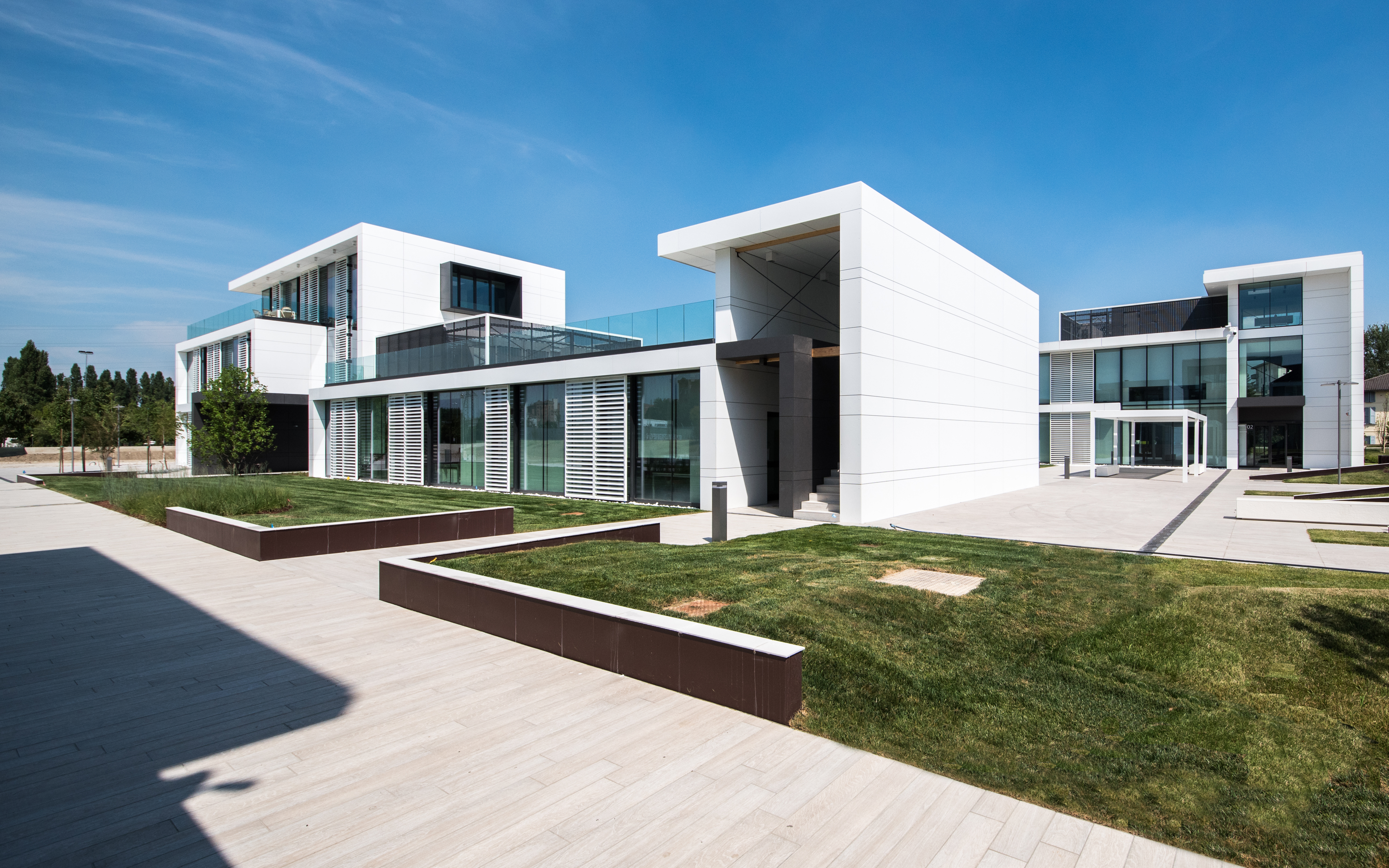 Dalles extérieures haut de gamme dans l'espace extérieur moderne d'un complexe immobilier.