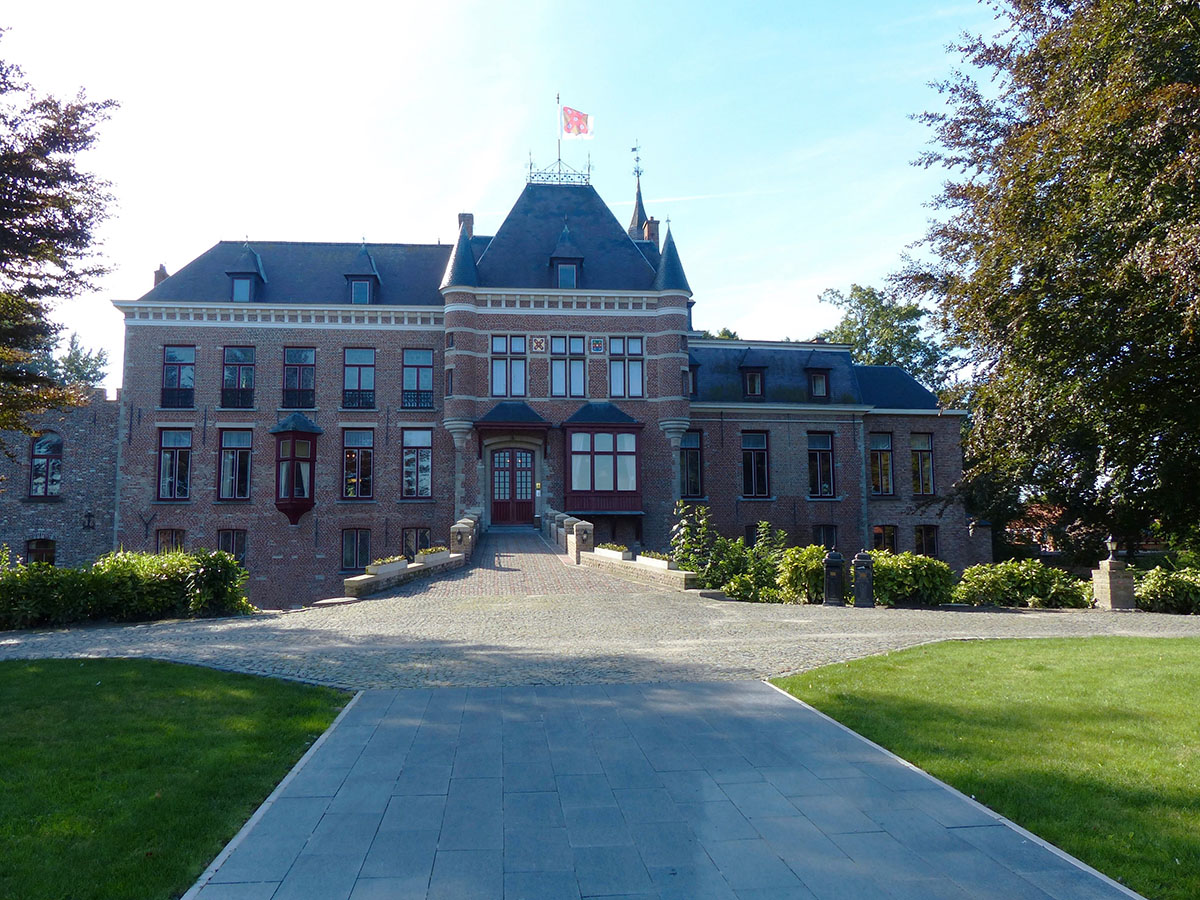 Pavage de qualité devant un bâtiment imposant, idéal pour les dalles d'extérieur.