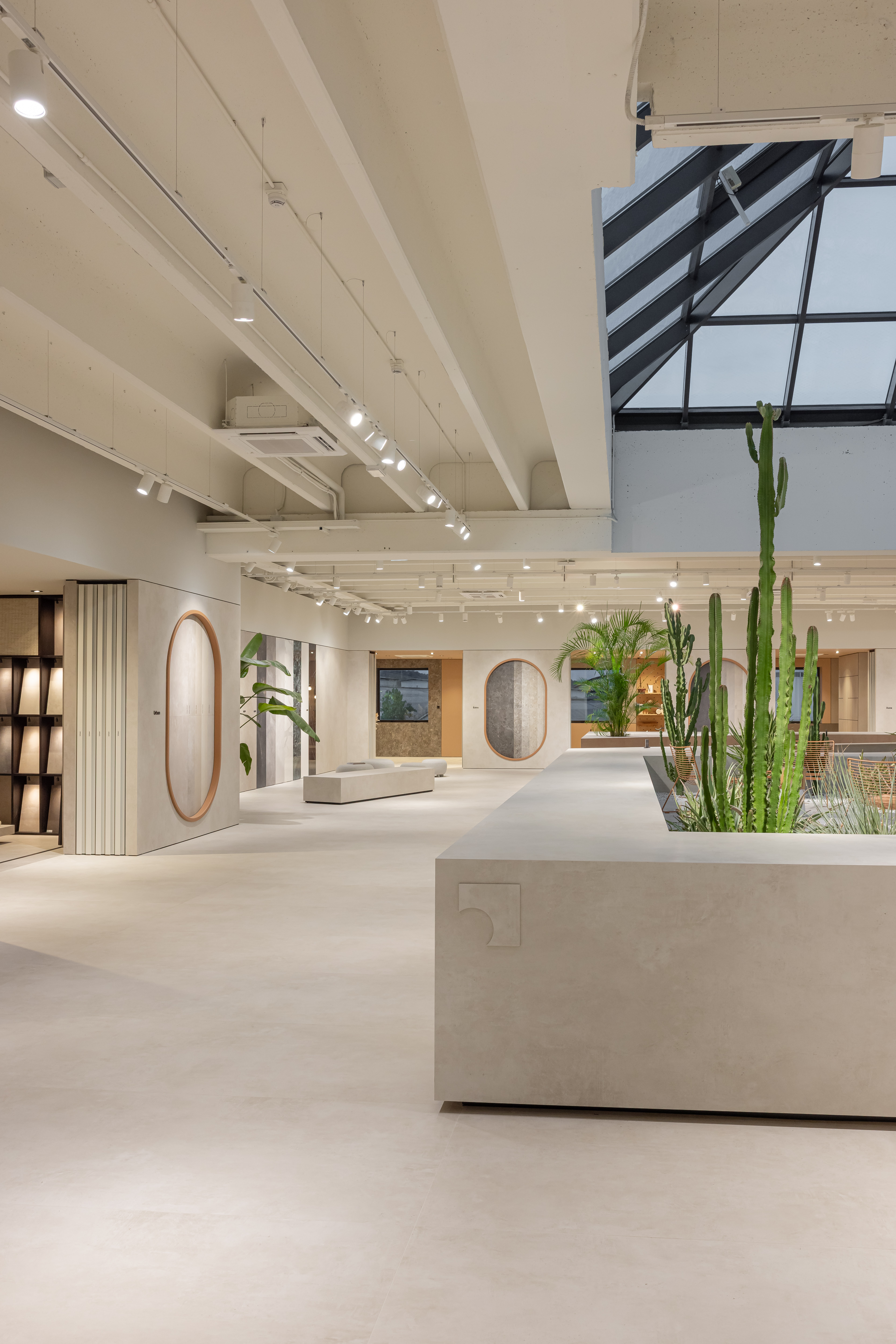 Showroom moderne avec carrelage grand format clair pour intérieur et extérieur.